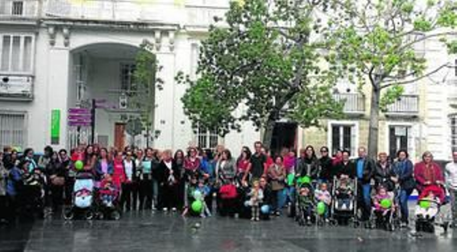 Concentración de miembros de la comunidad educativa de escuelas infantiles de la provincia, ayer frente a Educación.