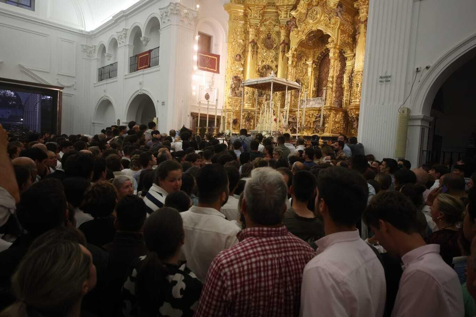 El Simpecado de Jerez a los pies de la Virgen del Rocío