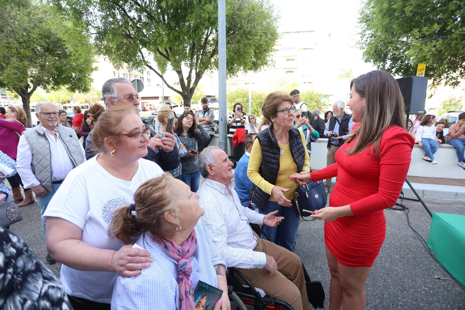 Laura Gallego firma discos y canta en el 40 aniversario de El Corte Inglés