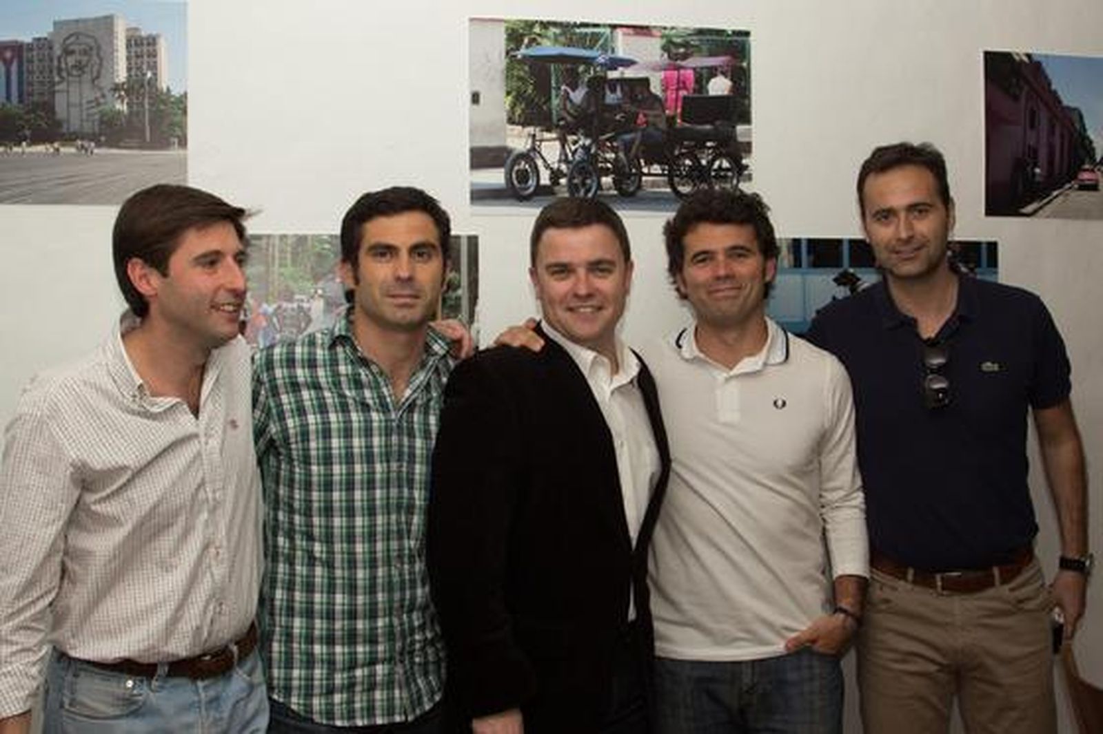 Mario Vázquez, Juanmi López, el autor de la exposición Javier Caravaca, Israel Bueno  y Evaristo Maira, durante el cóctel de inauguración, en el restaurante arrocería Con Bulli.  Foto: Ignacio Casas de Ciria