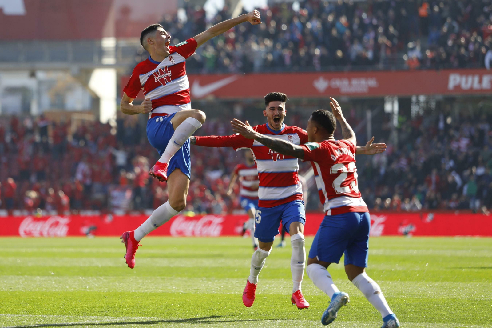 Carlos Fernández celebra con rabia el tanto que le dio el triunfo a su equipo.