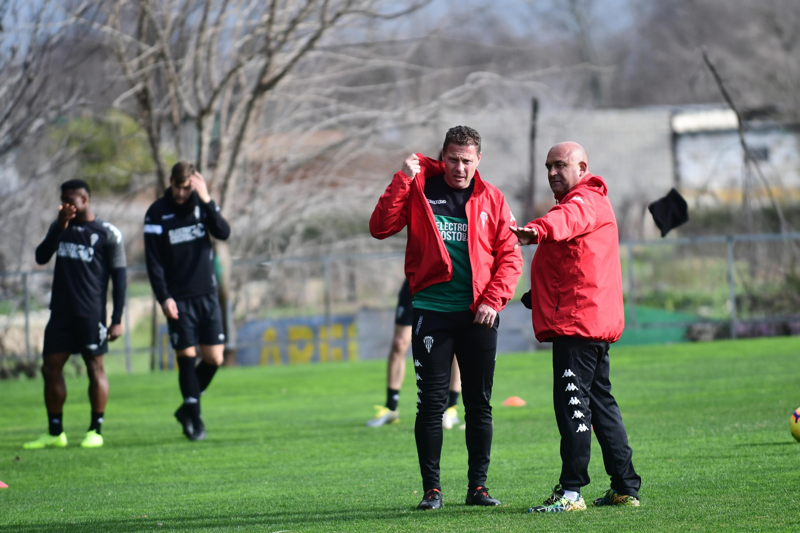 Curro Torres, pensativo, mientras charla con Pepillo en un entrenamiento.