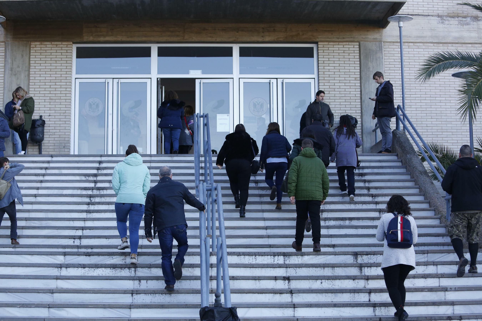 Opositores, esta mañana, antes de comenzar la prueba.