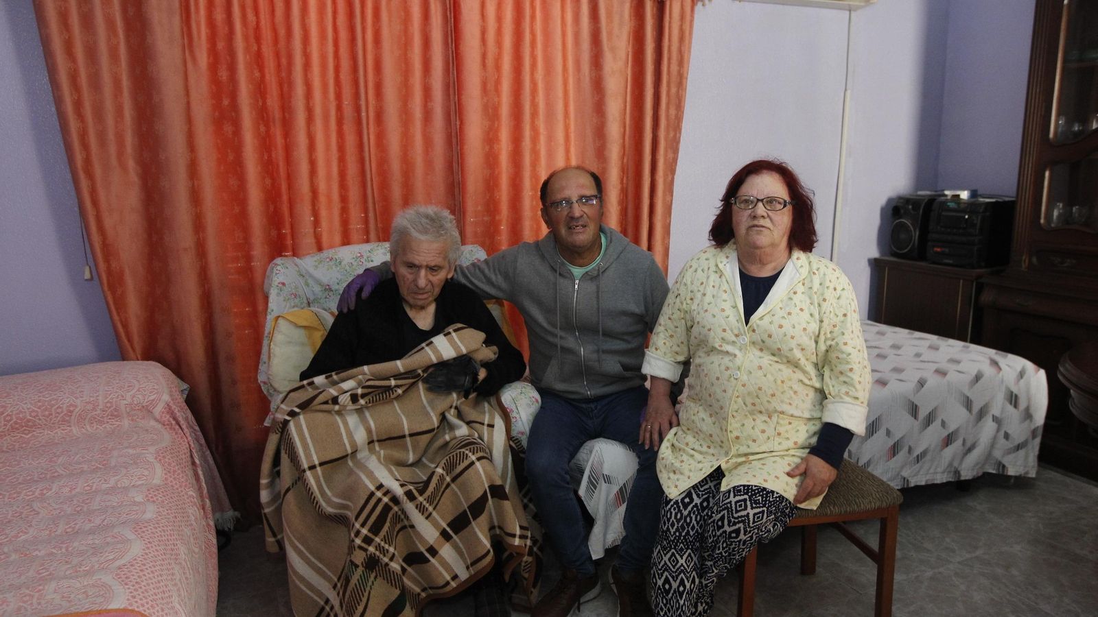 La familia Ruiz-Garrido en su modesto domicilio de la zona de los 'Huevos Fritos', en el corazón de El Puche