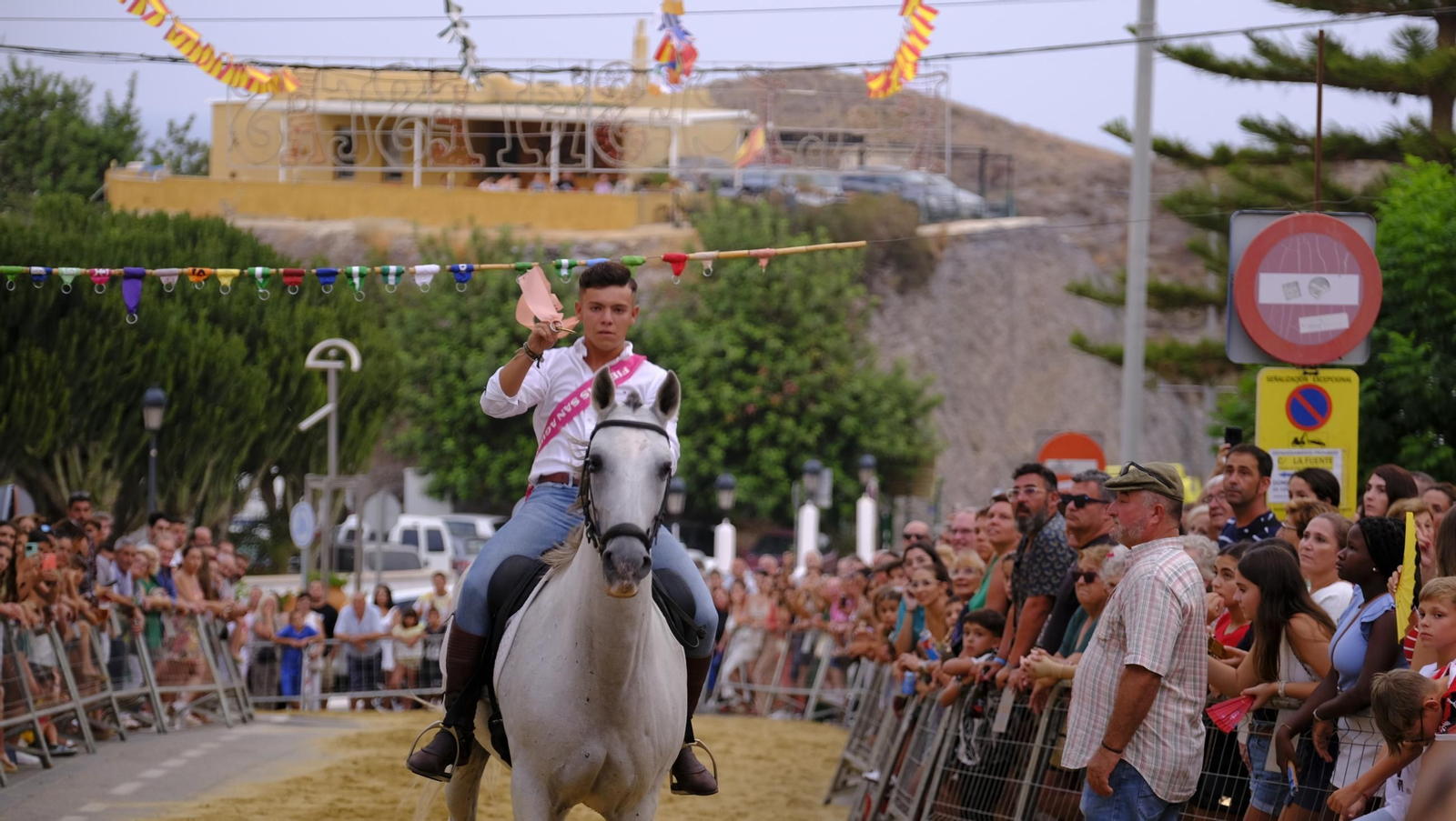 La popular carrera de cintas a caballo de las Fiestas de Mojácar, en imágenes