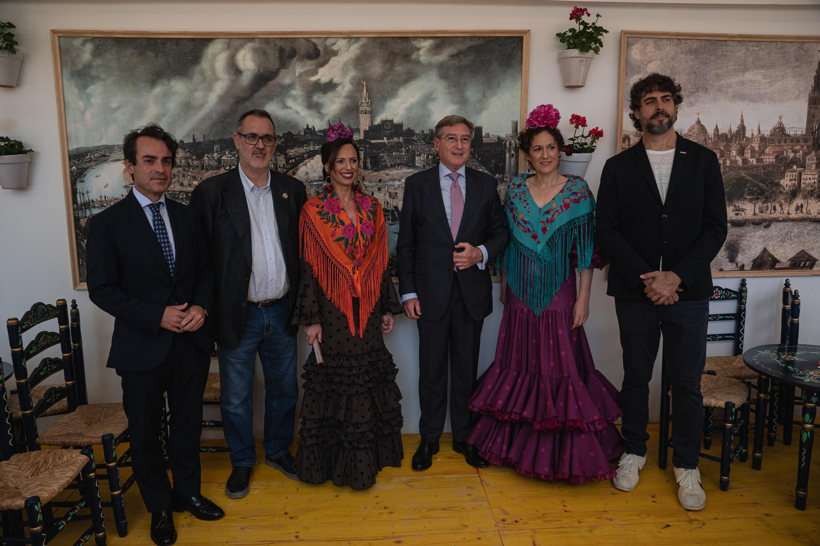 Mario Muñoz-atanet, viceconsejero de Fomento; Francisco Fernández (CCOO); Rocío Díaz, consejera de Fomento; Rafael Carmona, presidente de la Autoridad Portuaria; Nuria López,  secretaria general de CCOO Andalucía; y Carlos Aristu, secretario general de CCOO de Sevilla. 