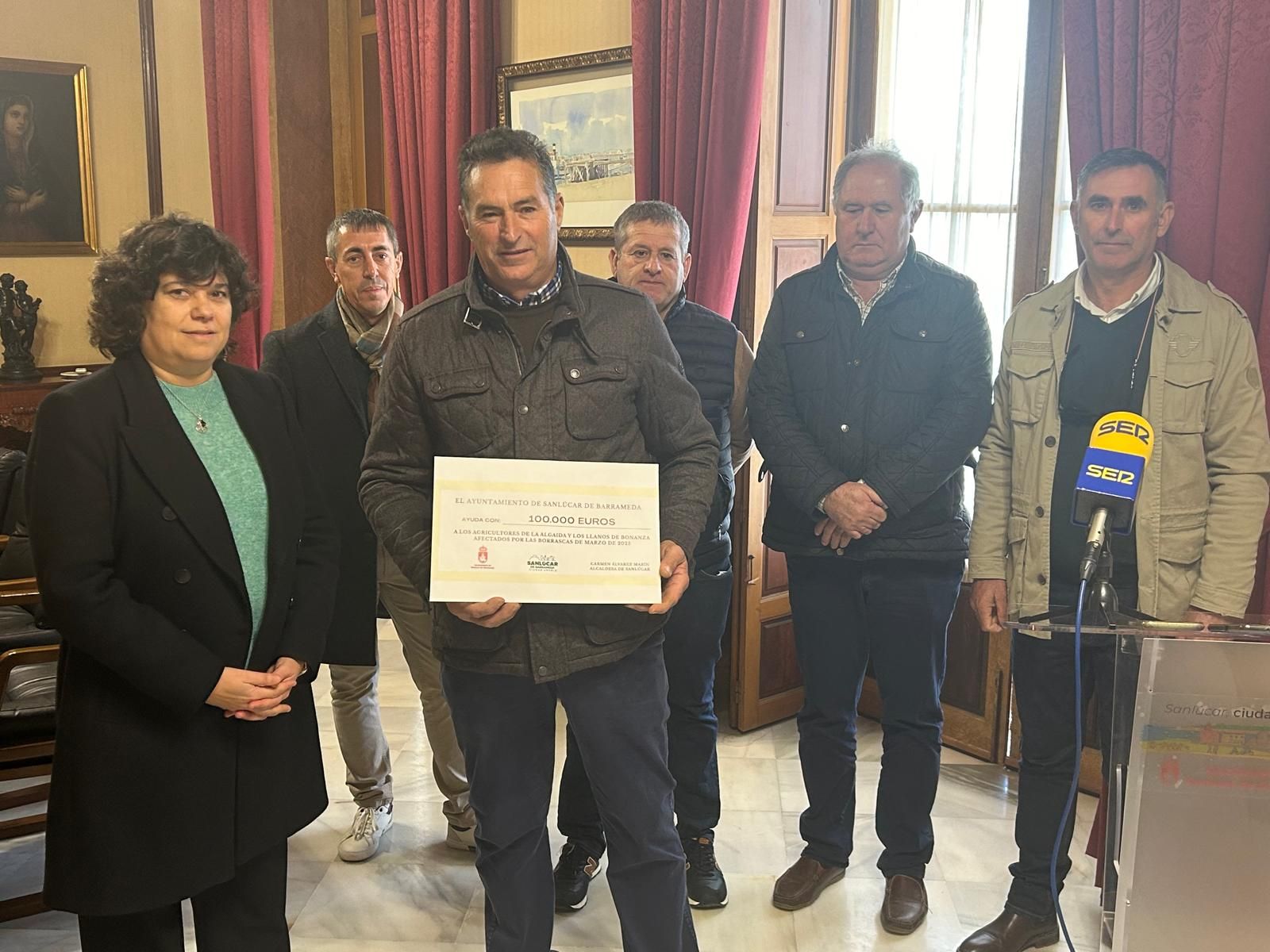 La alcaldesa de Sanlúcar entrega la ayuda municipal a los agricultores afectados por las borrascas de marzo.