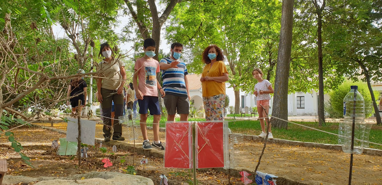 La delegada del Distrito Bellavista-La Palmera, Carmen Fuentes, ha visitado el aulario junto a José Figueroa, de la Diputación de Sevilla.