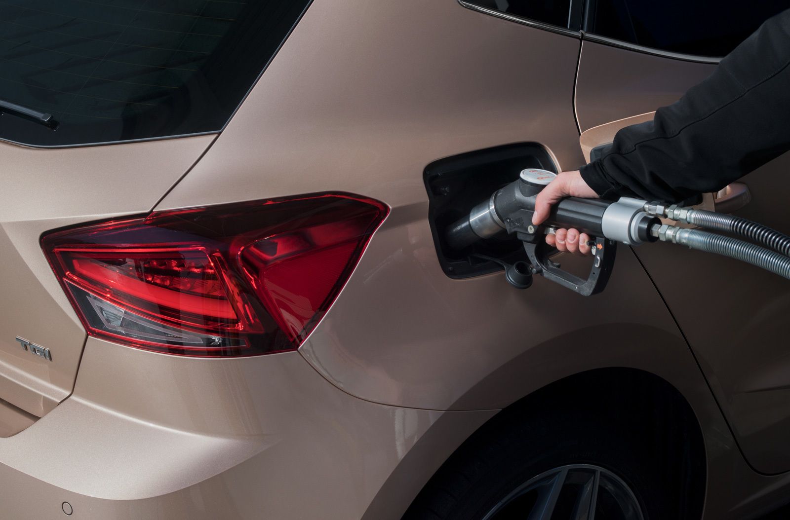 Este Ibiza TGI tiene una boca para el gas y otra para la gasolina.