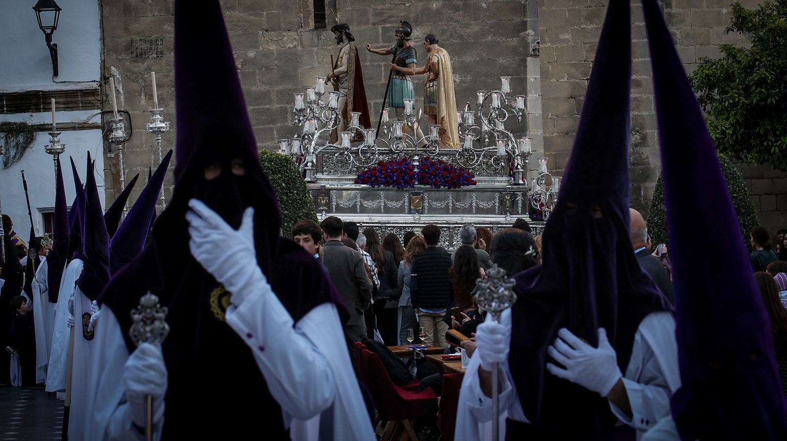 Nazarenos con el misterio del Ecce-Homo en la tardel del Jueves Santo.