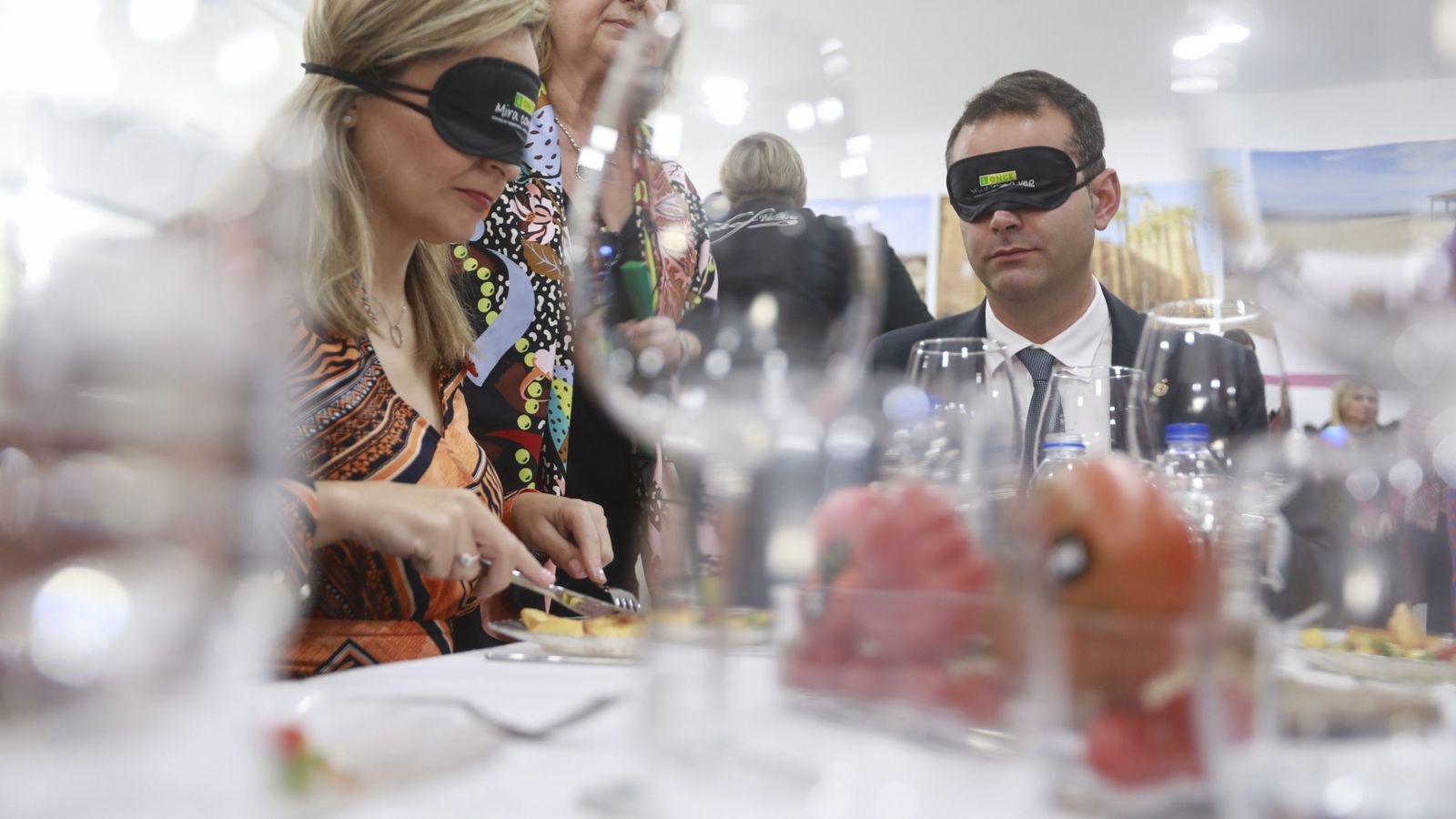 Maribel Sánchez se dispone a cortar la carne del menú sin verla.