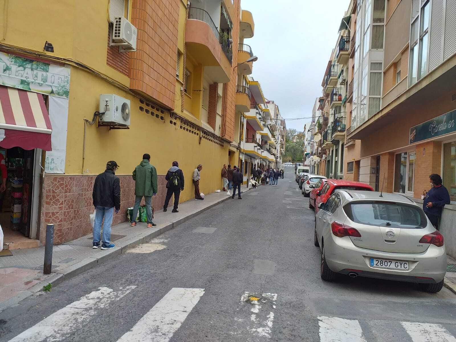 Imagen de los usuarios del comedor social en la barriada de El Matadero. Imagen de los usuarios del comedor social en la barriada de El Matadero.
