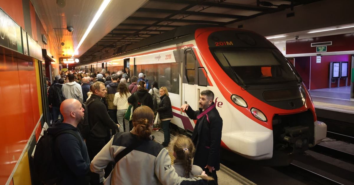 Trenes retrasados y cancelados por la huelga en Málaga: "Nos han dicho que puede ser que pasen o no"