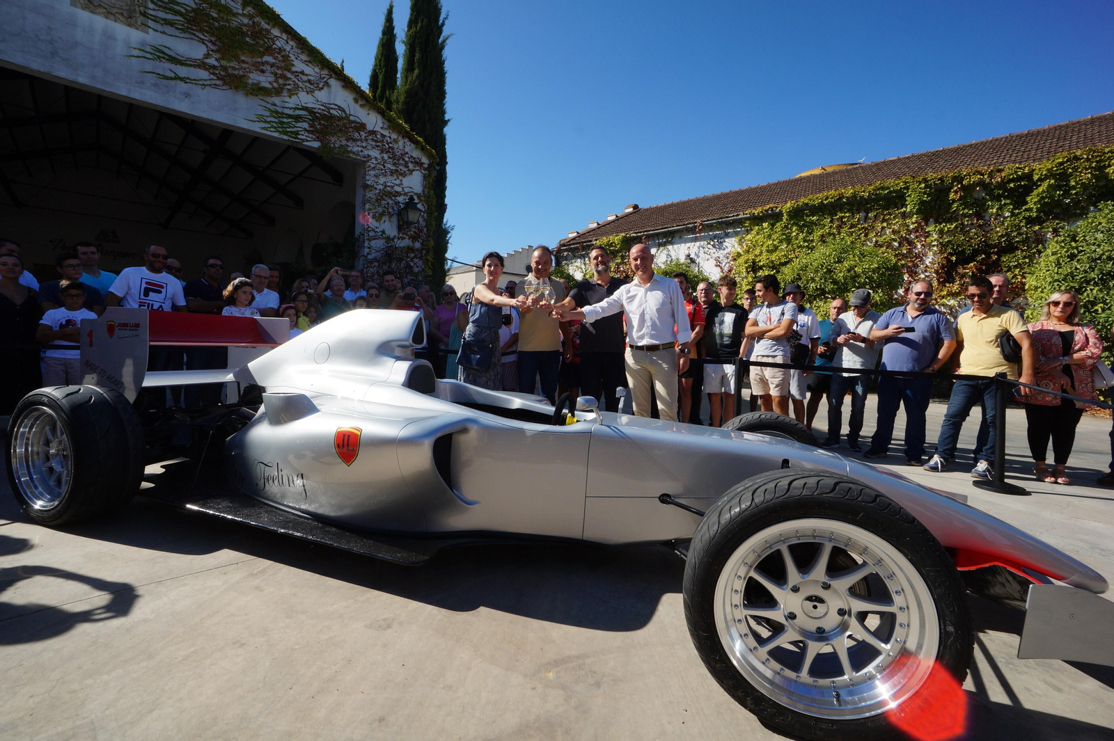 Brindis tras descubrir el Fórmula 1 de José Luis Casas.
