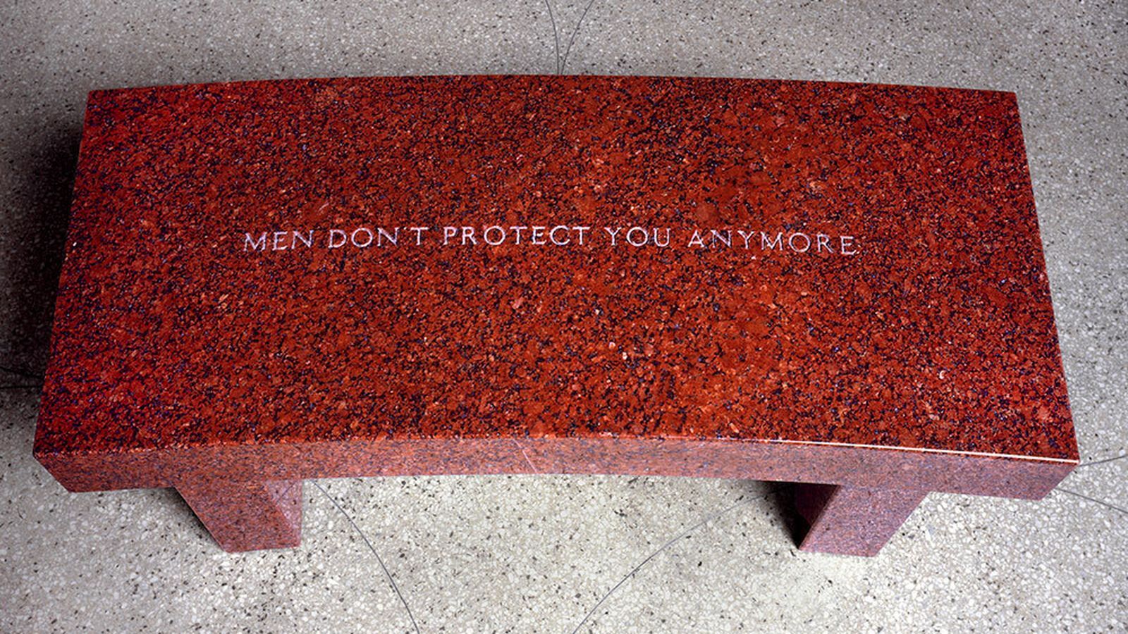 Pieza de la serie 'Supervivencia' con la inscripción "Los hombres nunca te protegerán".