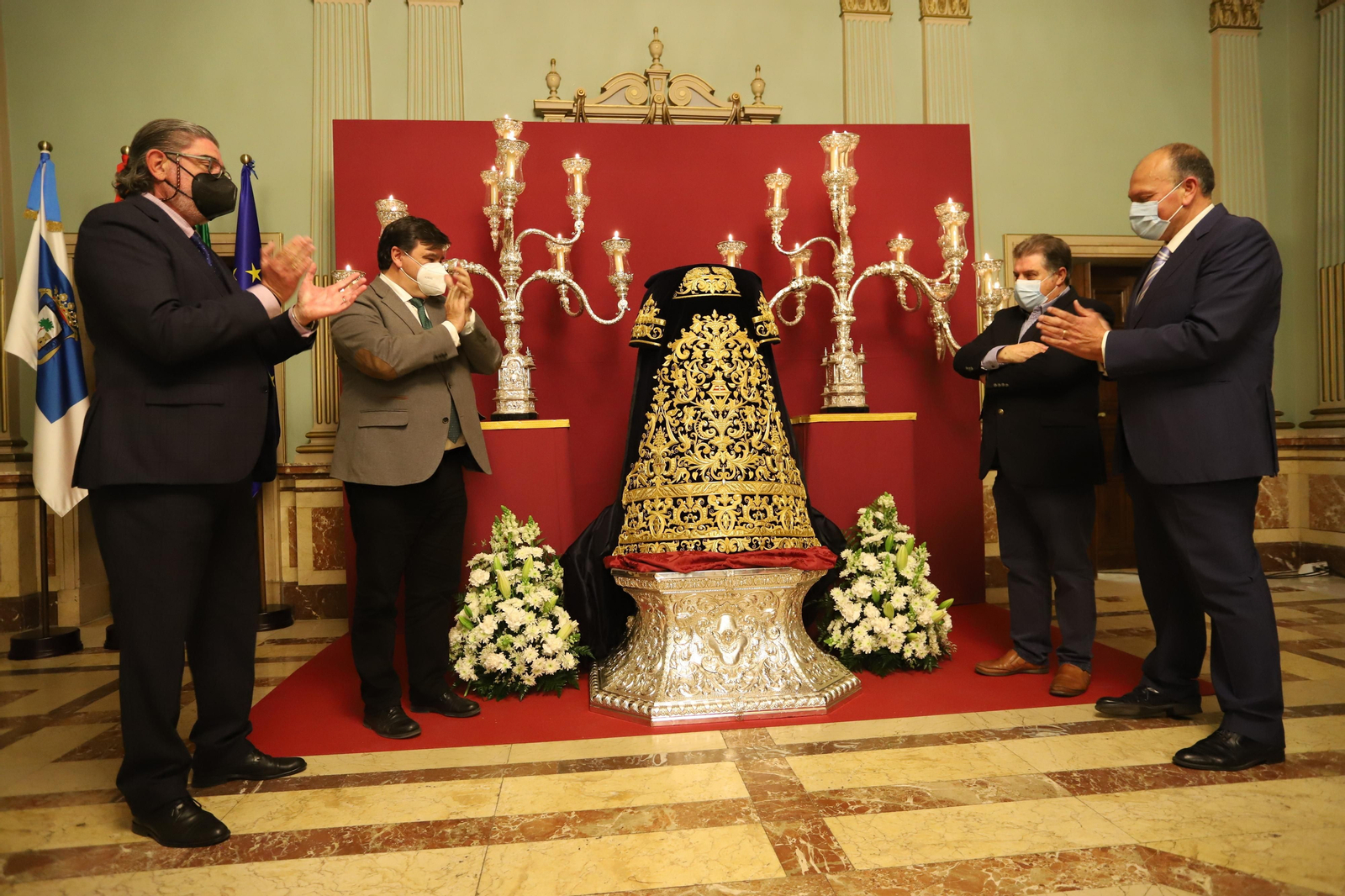 Imágenes de la presentación de la nueva saya y candelabros de cola de la Hermandad de Los Estudiantes.