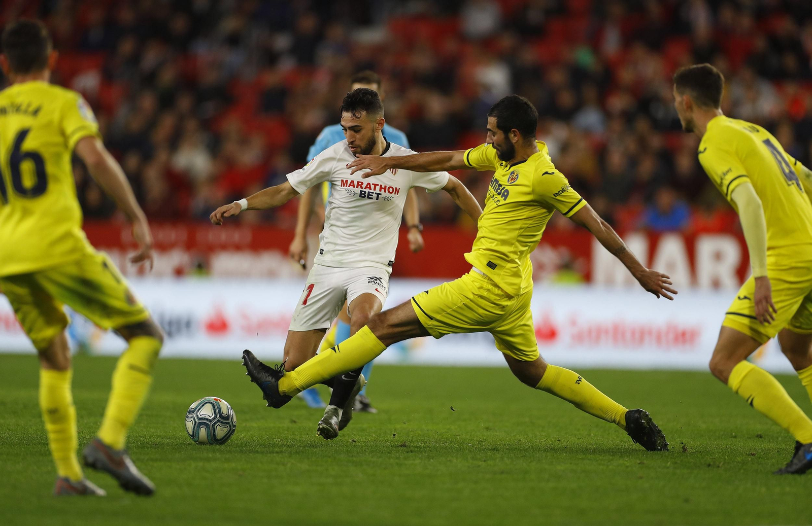 Munir se dispone a golpear el balón ante la oposición de Raúl Albiol.