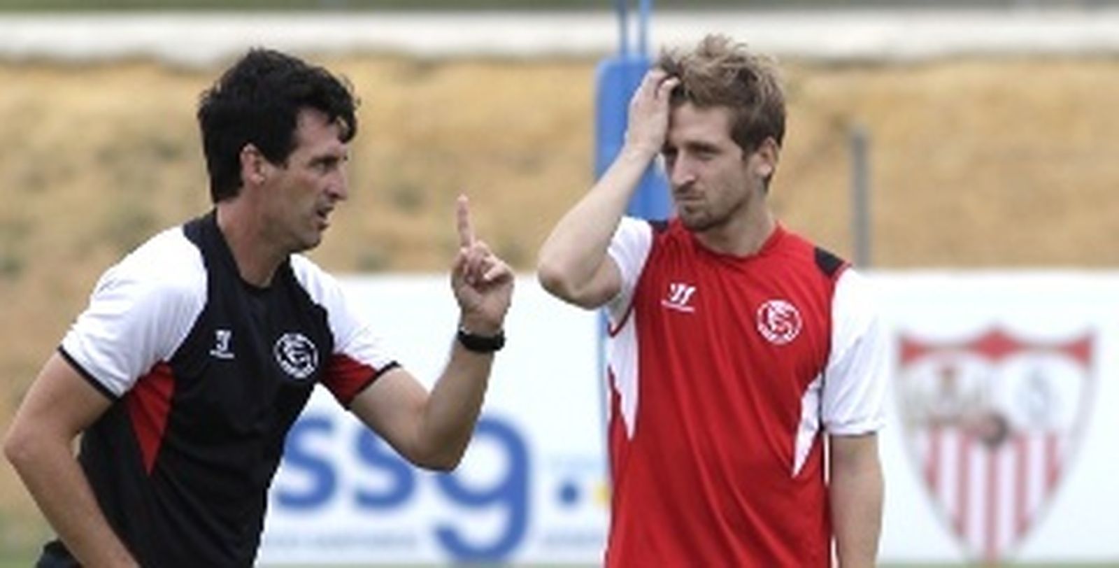 Emery da instrucciones en una sesión con Marin atento. / Antonio Pizarro