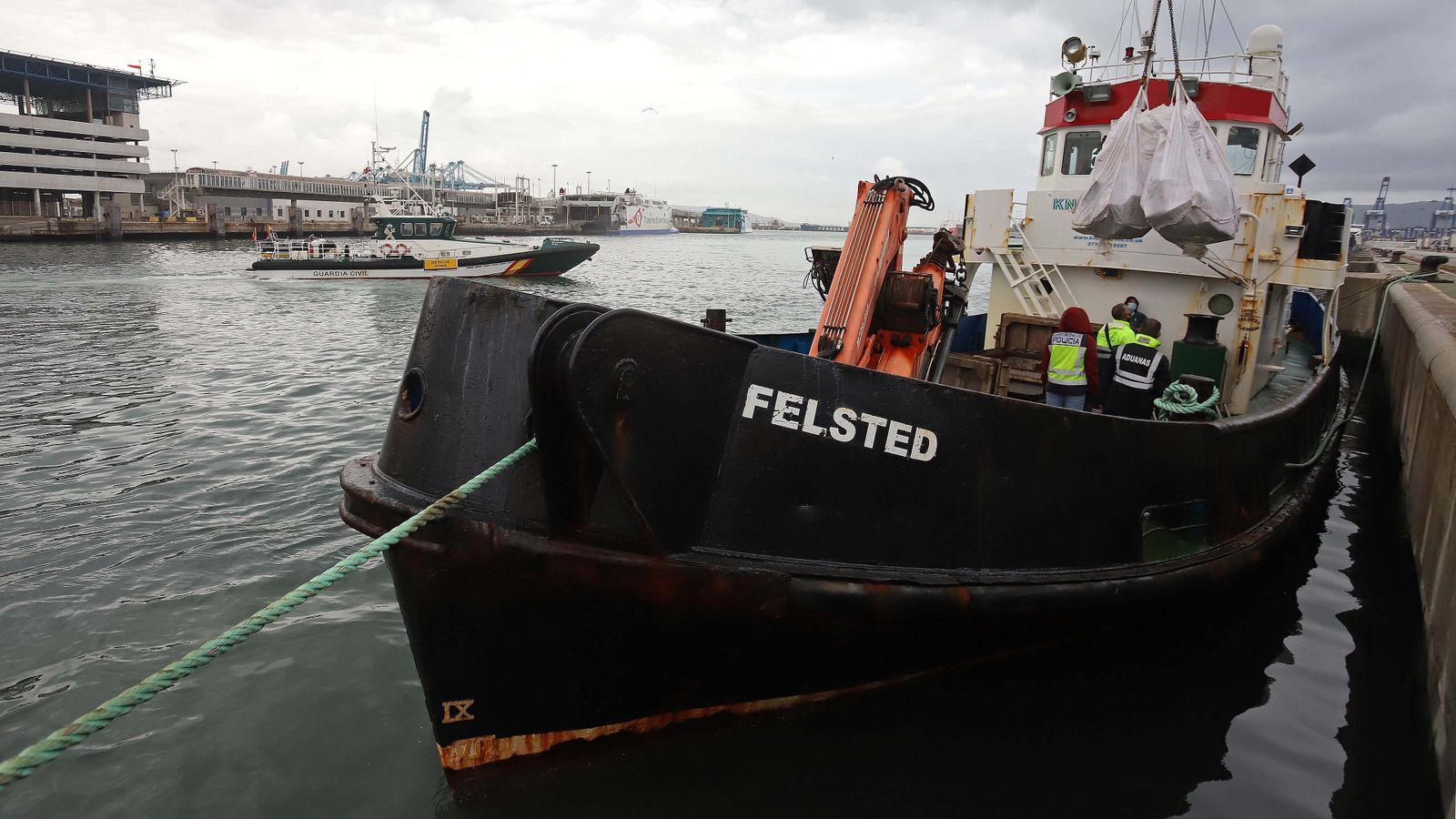 Fotos de la intervención de hachís en el remolcador 'Felsted' en el puerto de Algeciras
