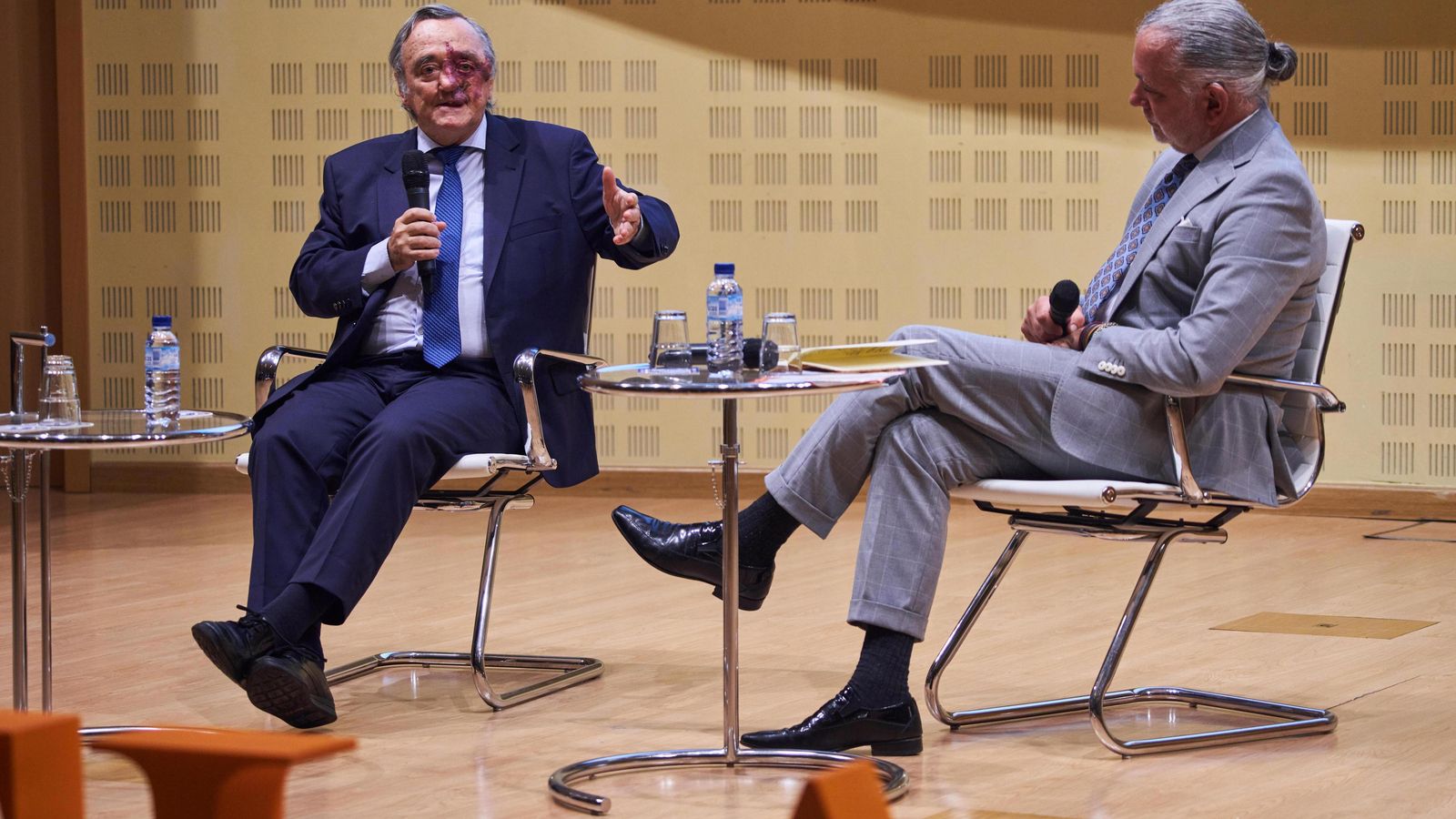 Un momento del diálogo 'Mirando más allá: el investigador y la supervivencia'.