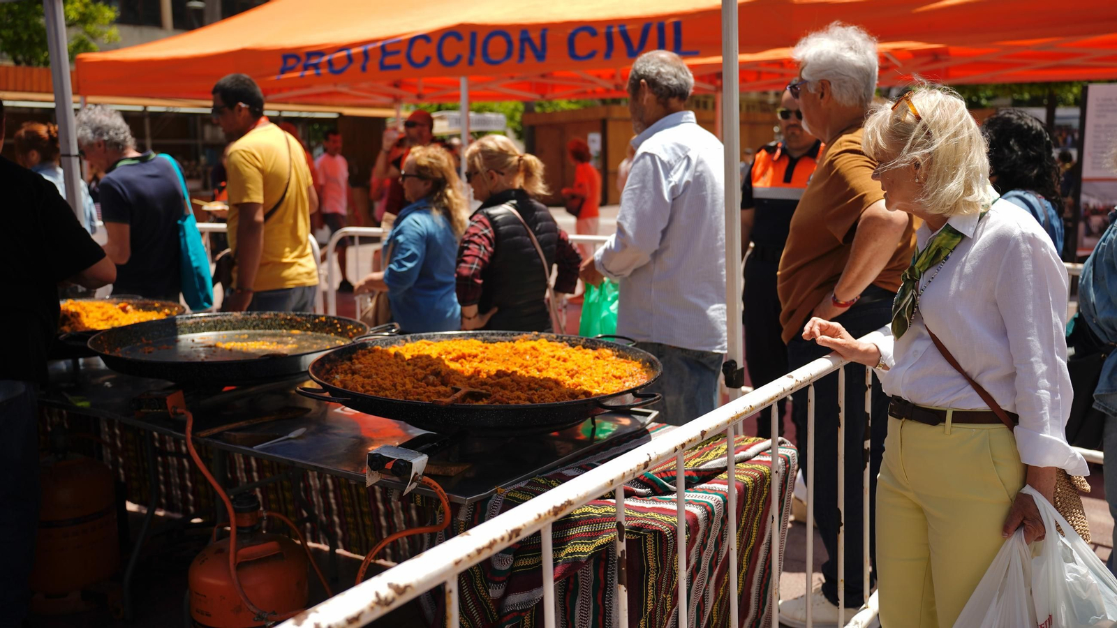 Muchas personas se reunen en la Plaza Alta, bailando y comiendo paella junto a la Feria de los Parques Naturales de Cádiz