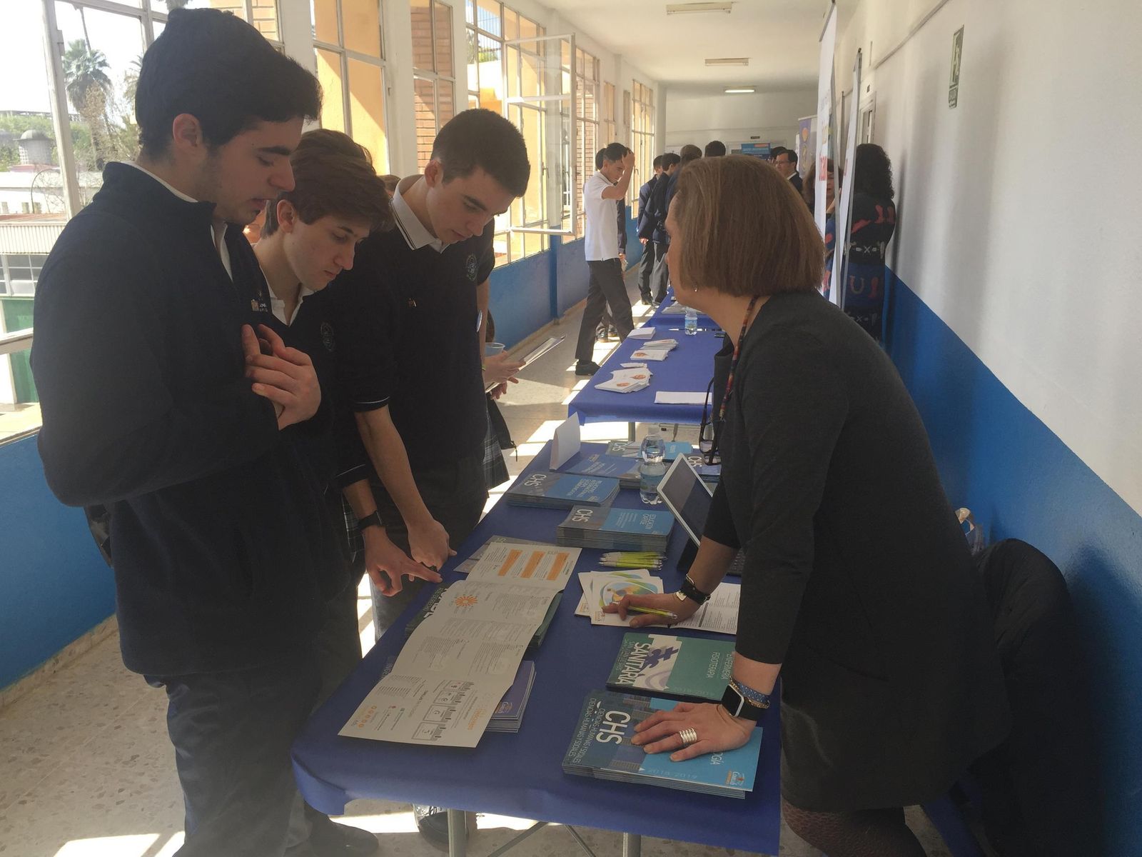 Estudiantes en uno de los expositores presentes en la feria.