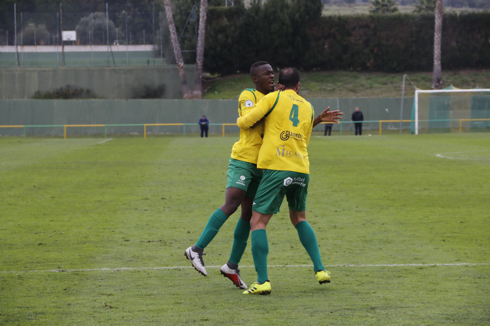 Paco Borrego celebra con Diawara el gol del empate.
