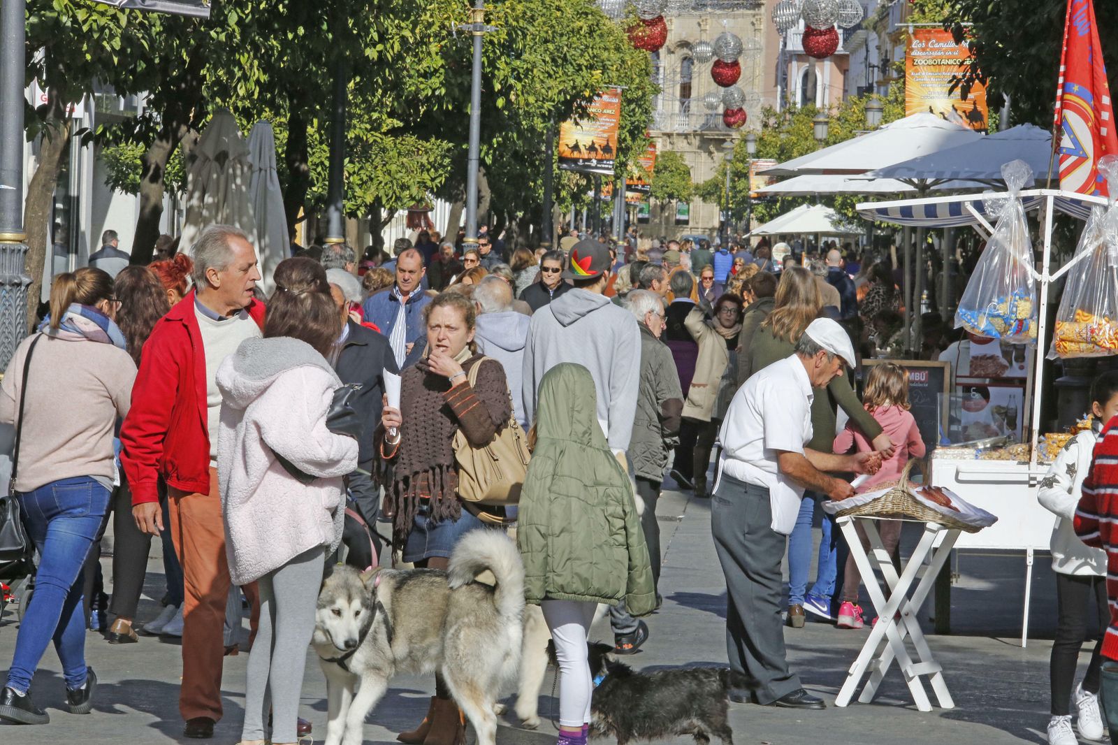 La calle Larga, vía principal del Centro Comercial Abierto de Jerez, repleta de público.