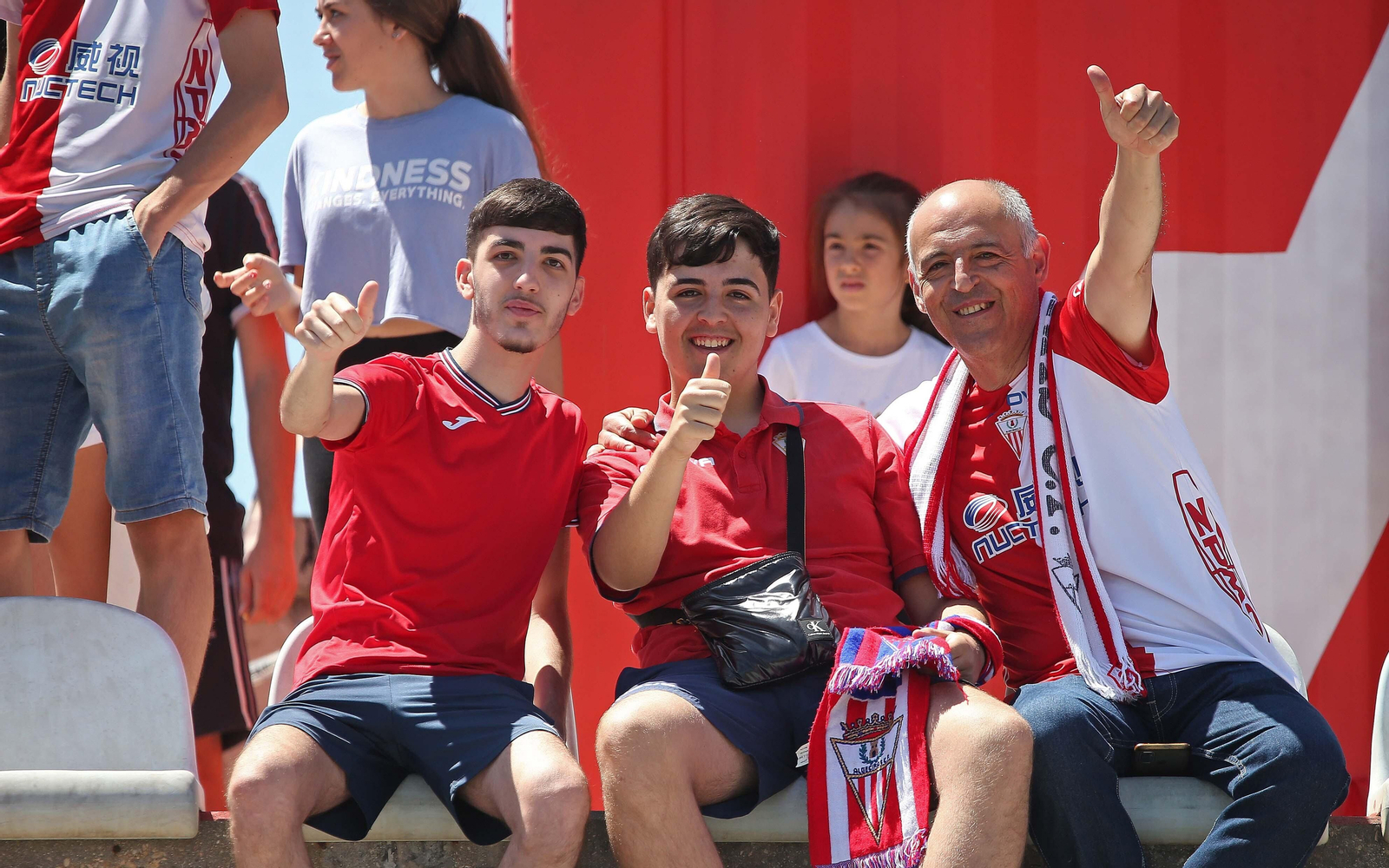 Fotos de la afición durante el Algeciras - Celta B en el estadio Nuevo Mirador