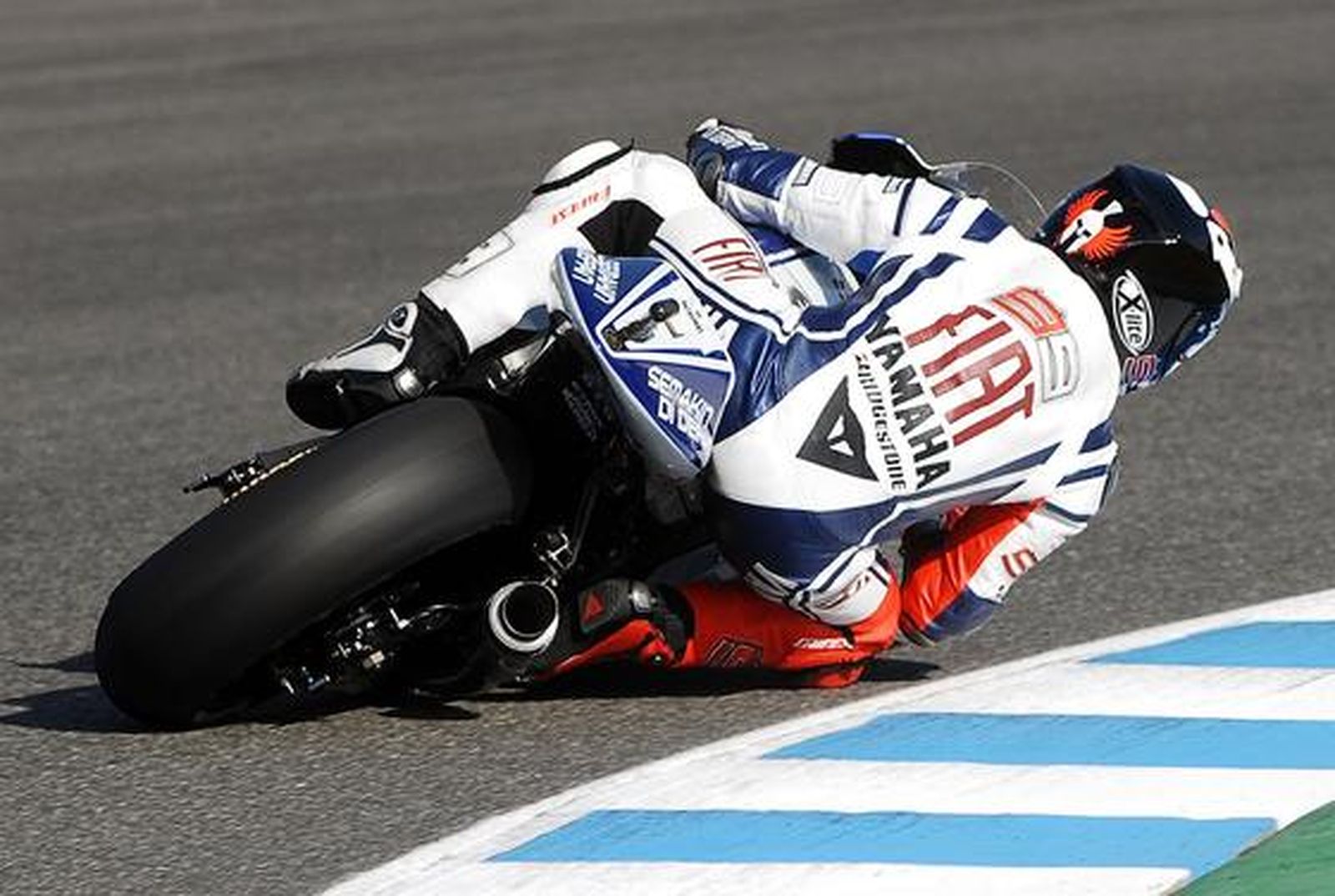 Jorge Lorenzo se impone a Pedrosa en una memorable última vuelta y se hace con su primera victoria en Jerez en la categoría de MotoGP. 

Foto: Juan Carlos Toro y Manuel Aranda