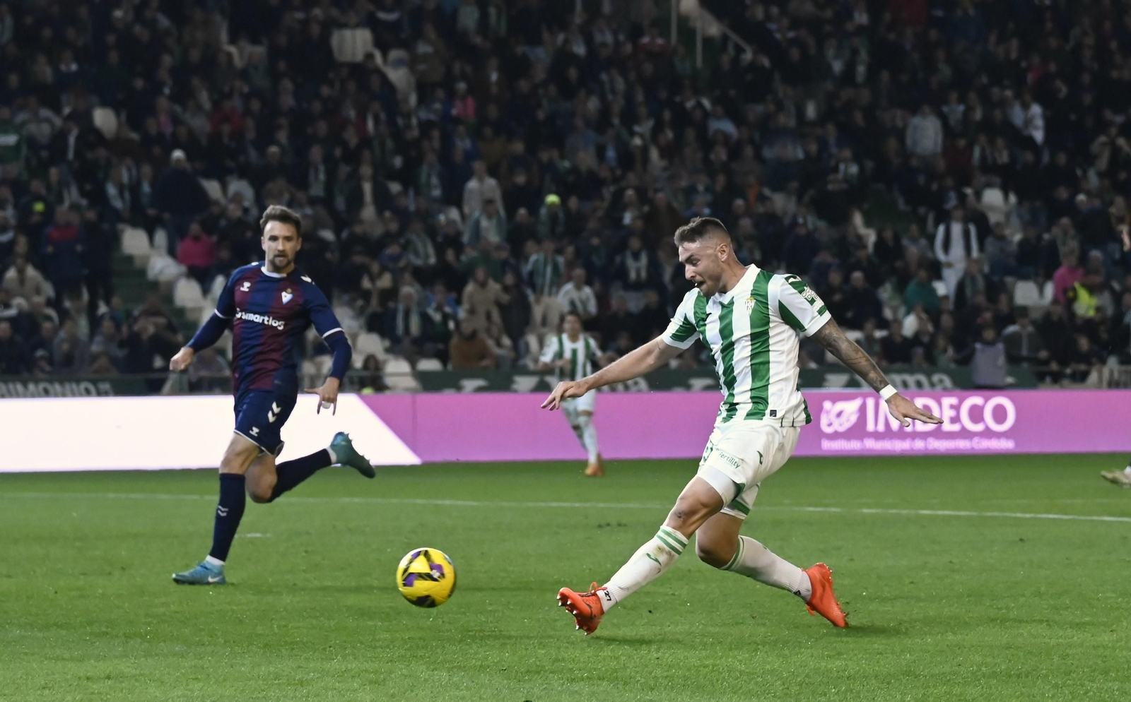 Casas golpea el balón en la acción del 1-0. Casas golpea el balón en la acción del 1-0.