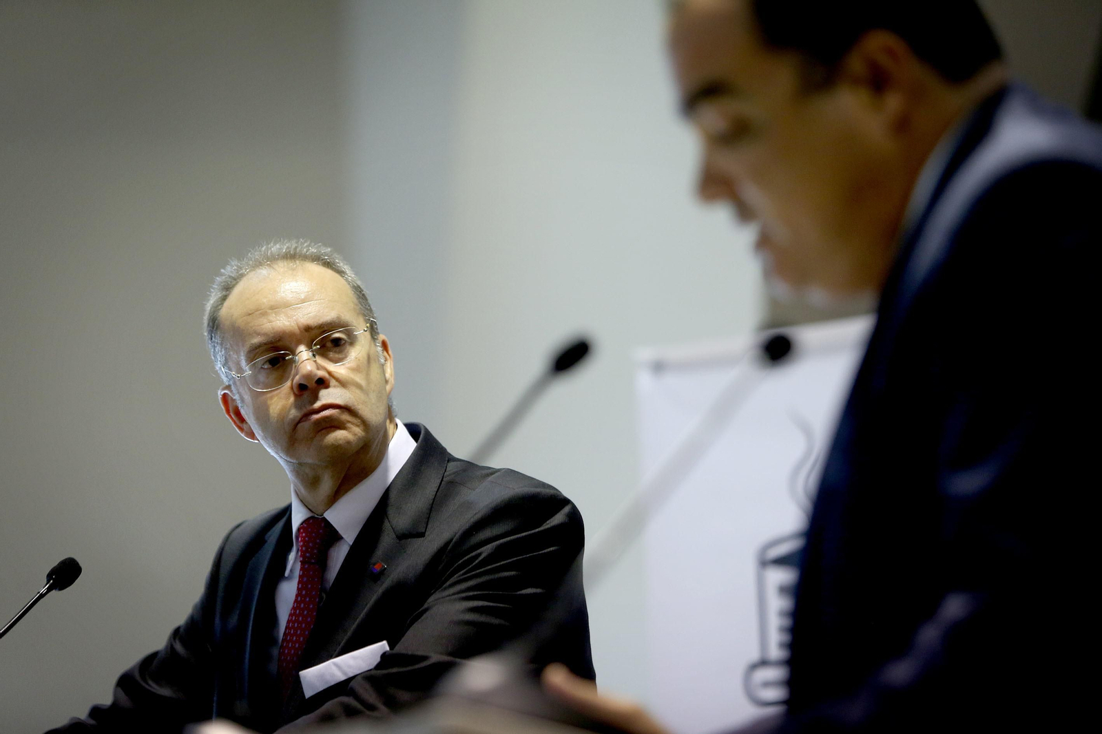 Ángel Nieva, atento a la pregunta que le traslada David Fernández, director de Diario de Cádiz.