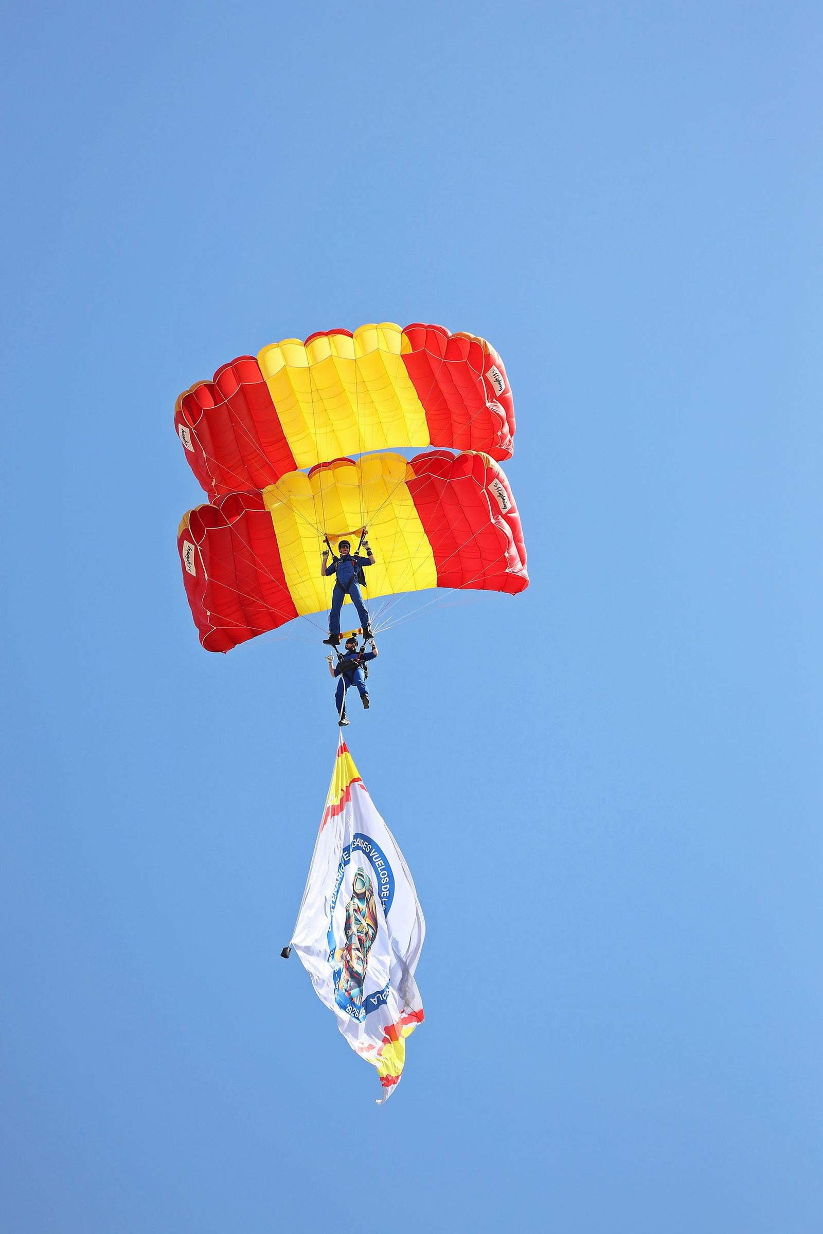 Fotografías de la exhibición aérea de la Patrulla Acrobática de Paracaidismo del Ejército del Aire 'Papea' y de la Patrulla Acrobática de Helicópteros 'ASPA'  en los actos de homenaje al centenario del Plus Ultra presidido por S.M. el Rey Felipe VI