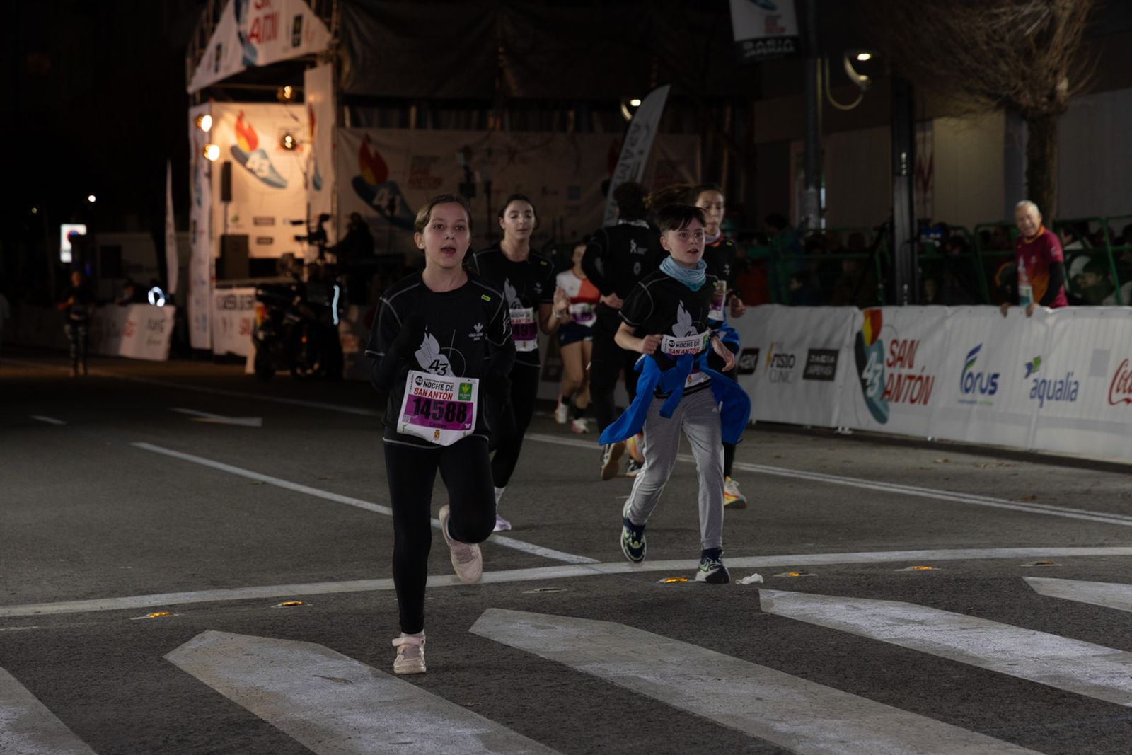 En imágenes: 2.000 atletas brillan con luz propia en la infantil de la Carrera de San Antón 2026