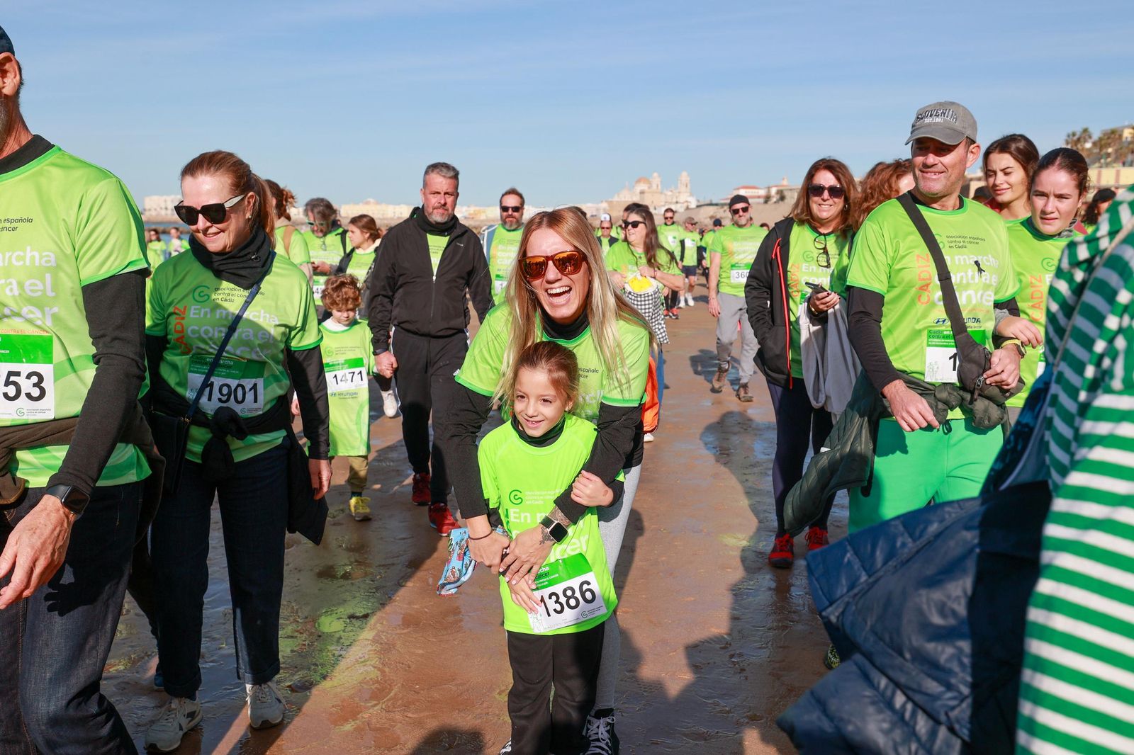 Búscate en las fotos de la XI Carrera en Marcha Contra el Cáncer de Cádiz