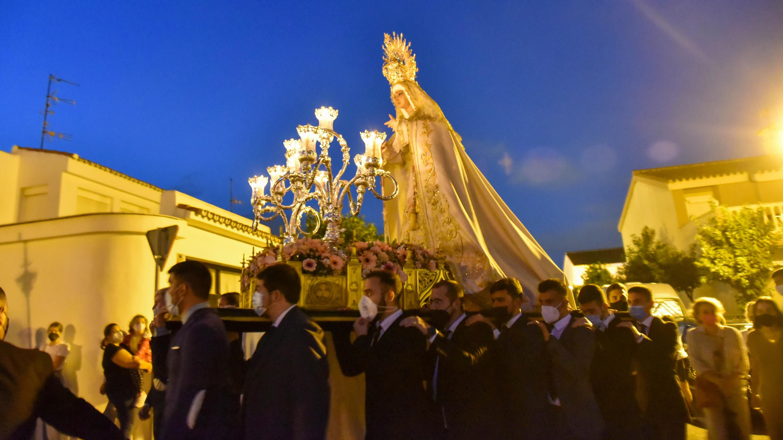 Las fotos de la Virgen de la Salud procesionando en la barriada de San Garcia