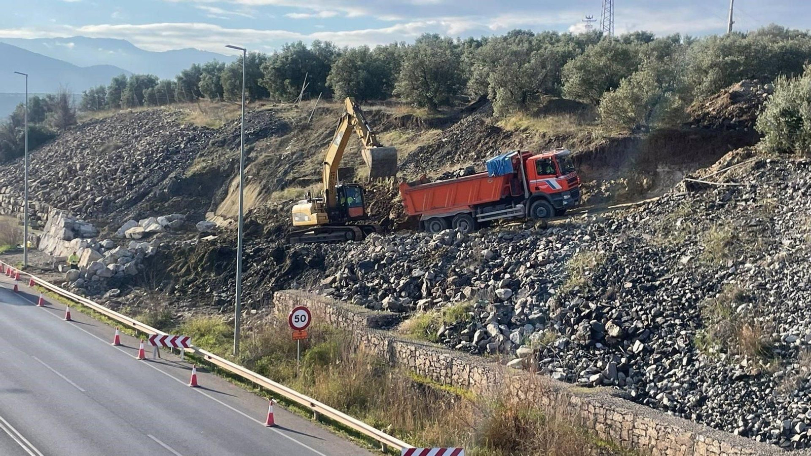 El Ayuntamiento estabiliza la ladera entre La Loma y Jaén Plaza para evitar derrumbes.