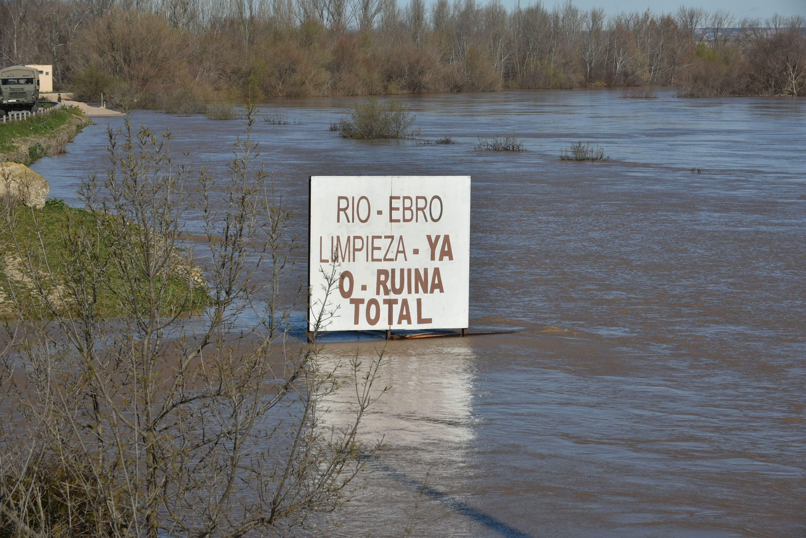 Imágenes de la crecida del río Ebro a su paso por Zaragoza
