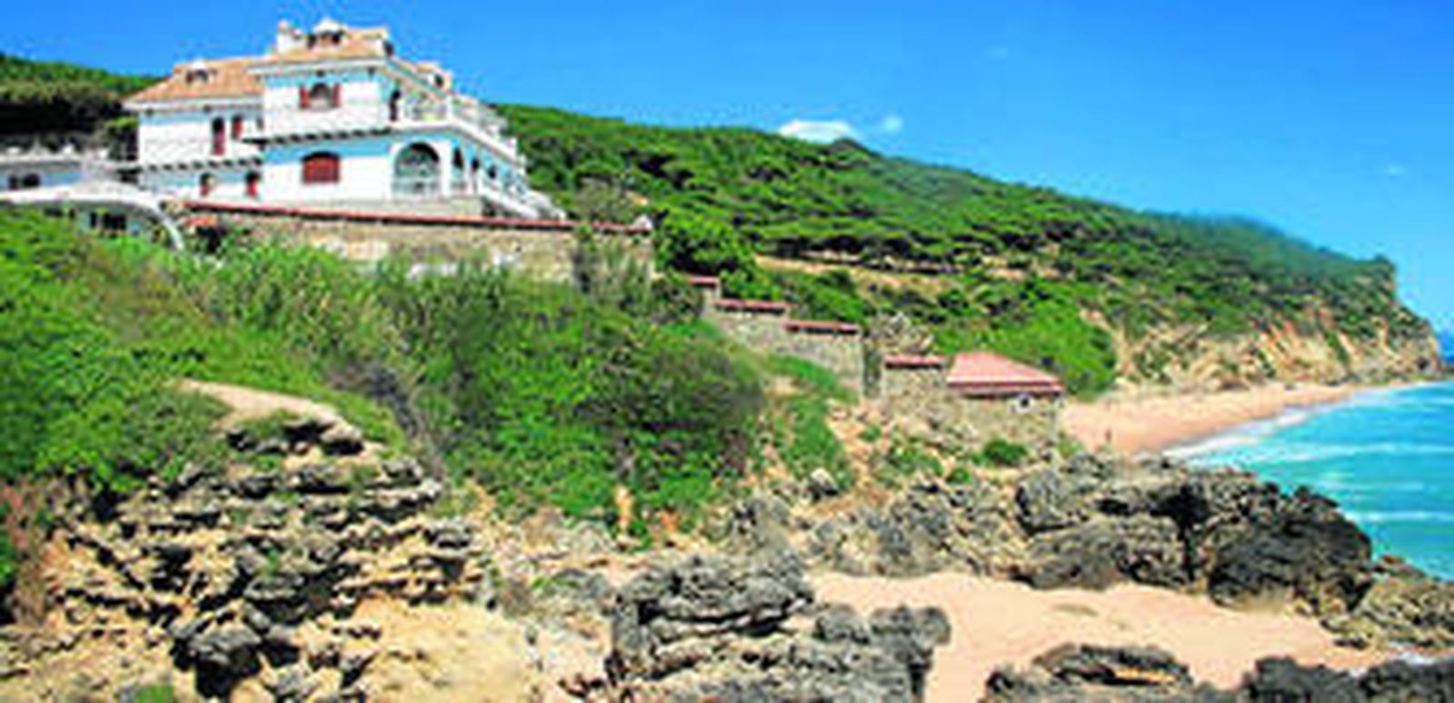 El hostal Mar de Frente, en uno de los acantilados de Caños de Meca, en Barbate.