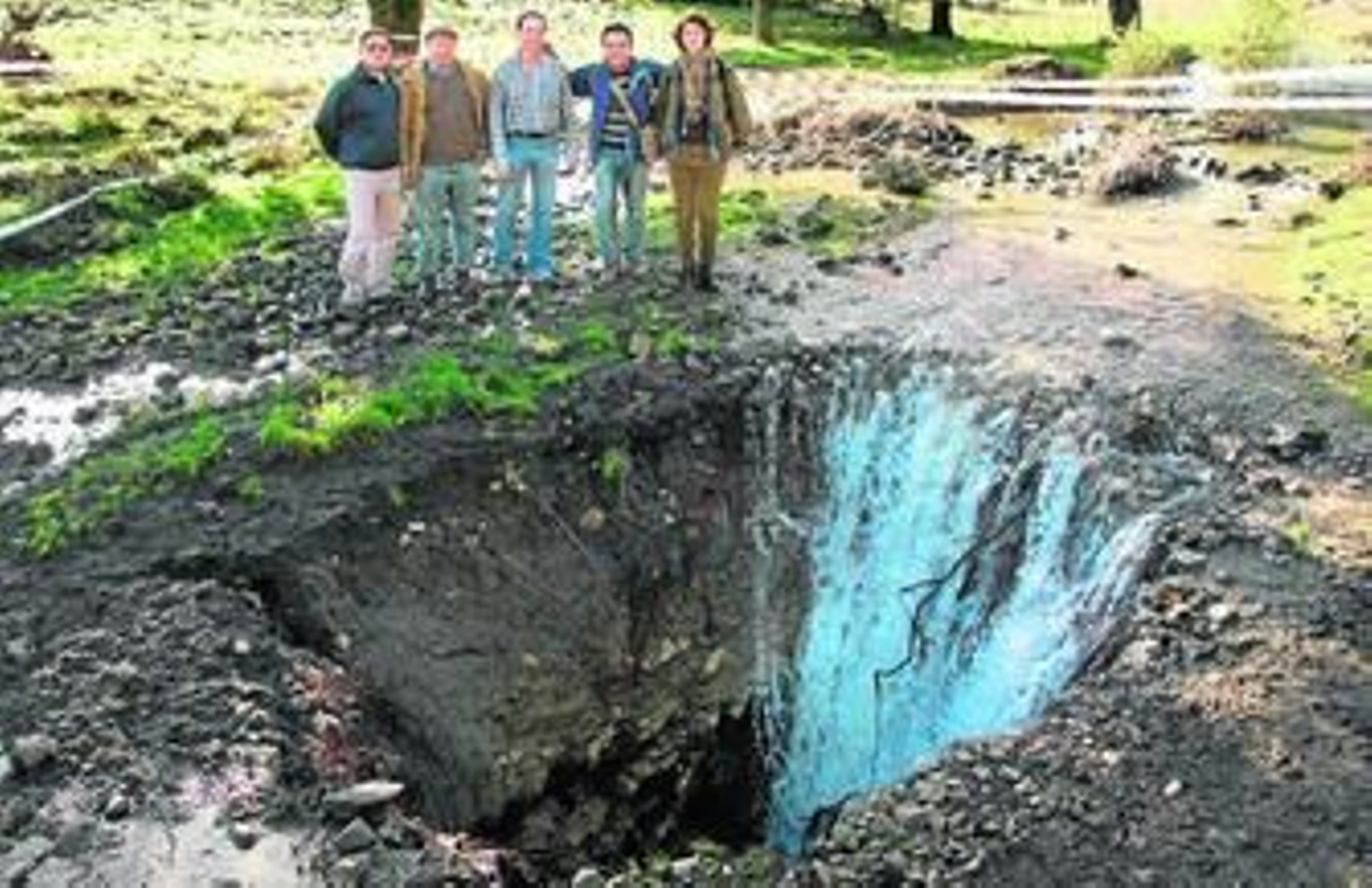 Una de las visitas que se han realizado a la zona en la que se ha hallado el sumidero.