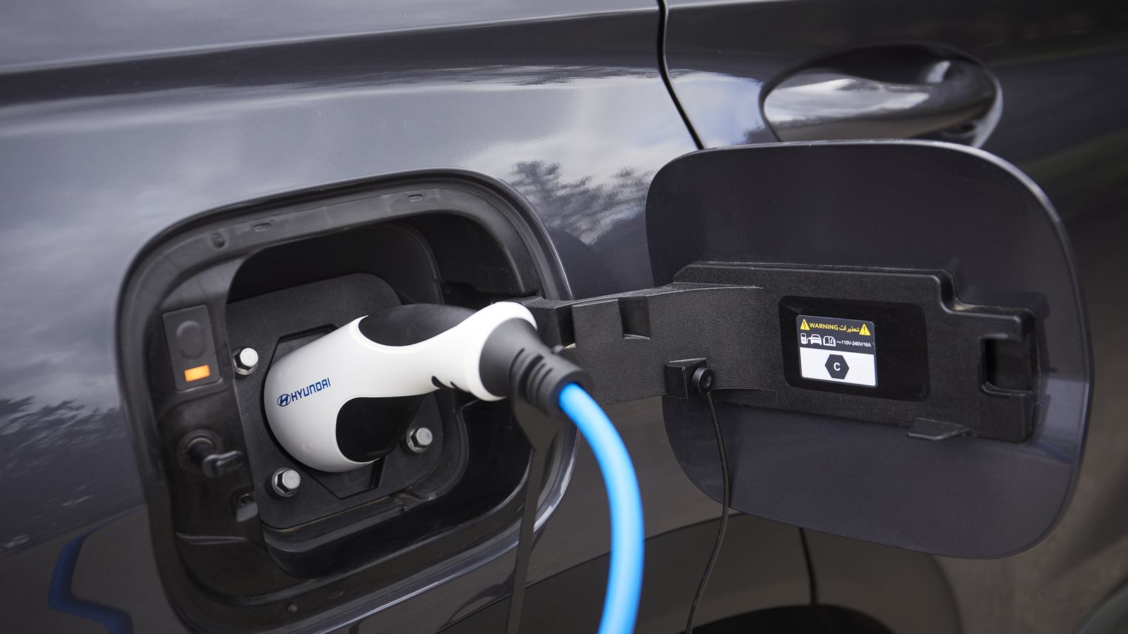 De serie, estos PHEV de Hyundai están equipados con un cargador de abordo de 7,2 kW que transforma la corriente alterna (CA) en corriente continua (CC) para recarga la batería.