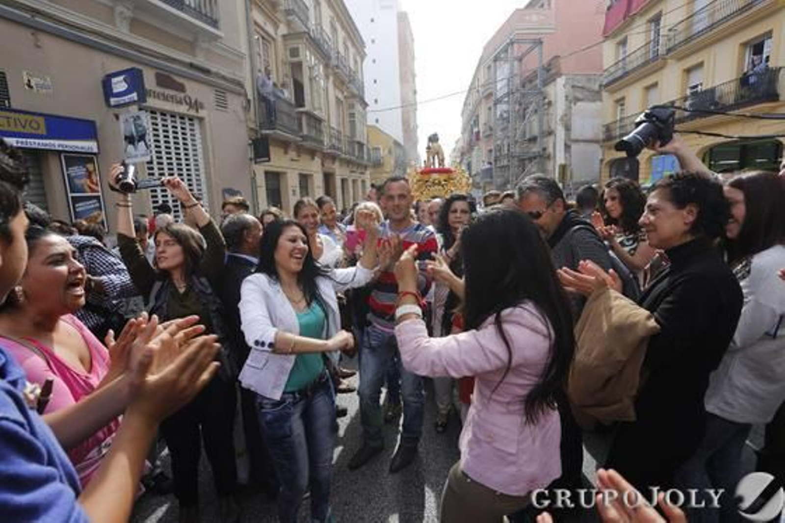Crucifixión, Gitanos, Dolores del Puente, Pasión, Estudiantes y Cautivo protagonizaron una jornada en claroscuro./ Javier Albiñana