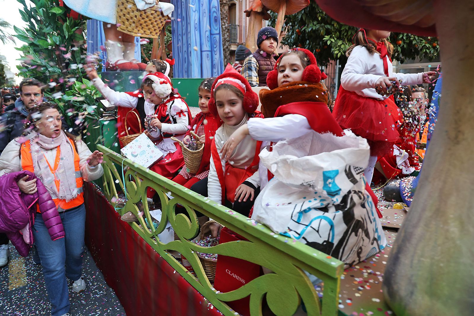 Las mejores fotografías de la salida y recorrido de la cabalgata de Reyes Magos 2026