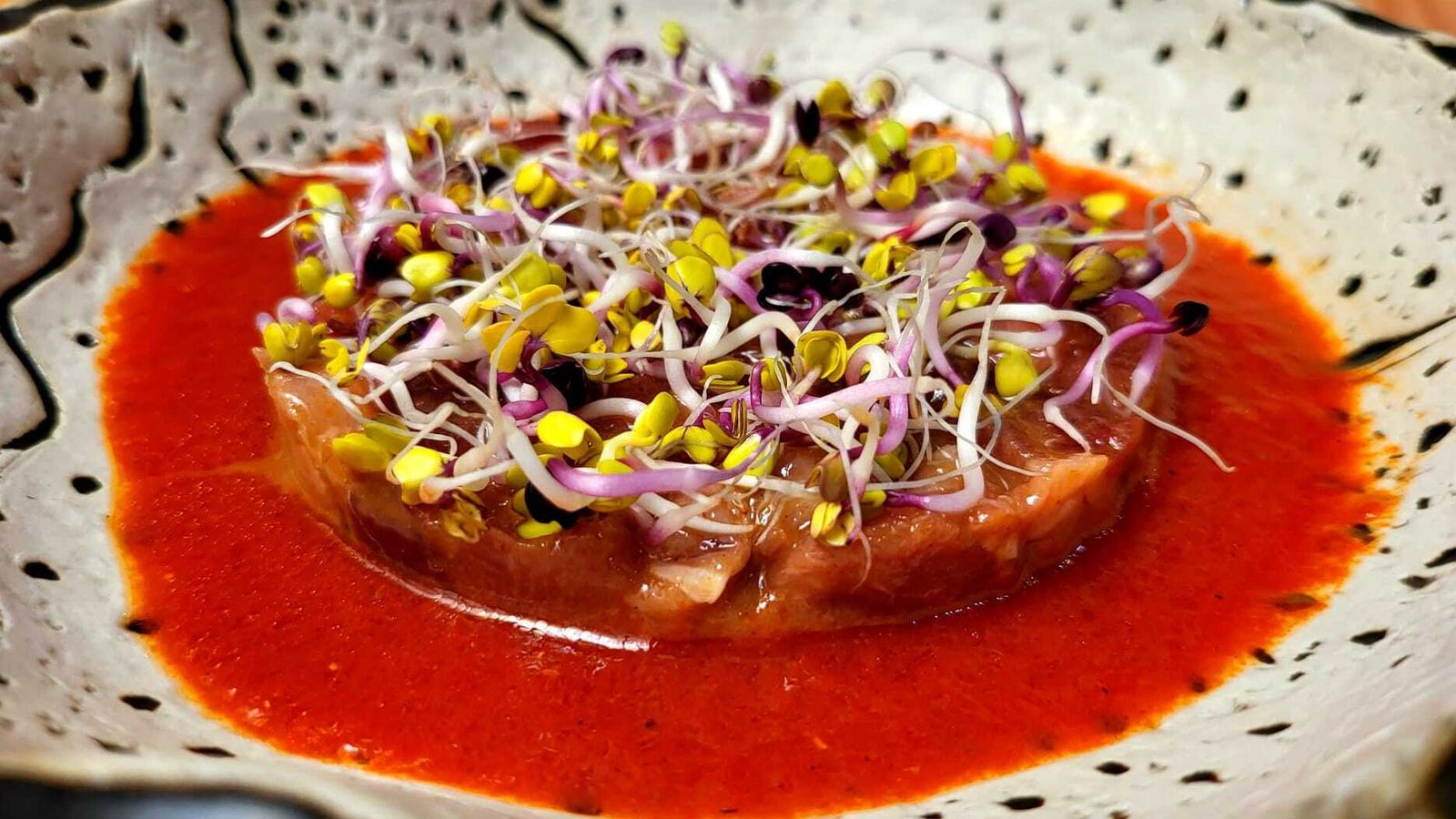 Tartar de atún rojo de almadraba con gazpacho de pimiento rojo asado
