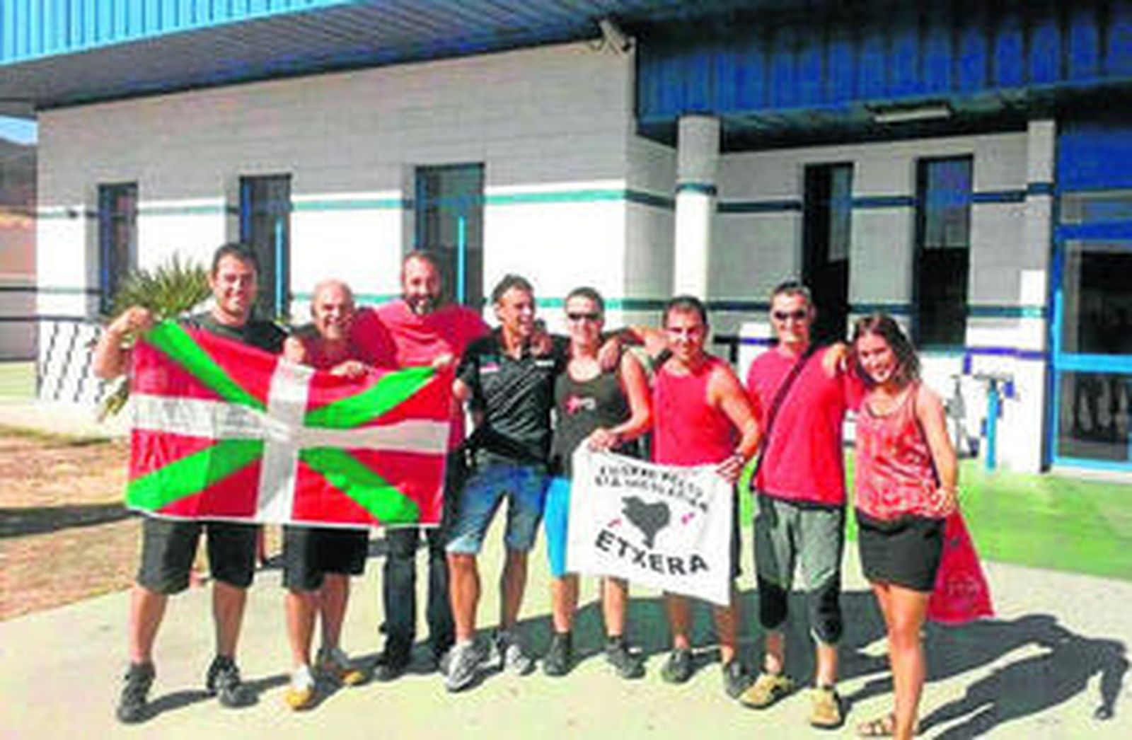 Andoni Beroiz, cuarto por la izquierda, a su salida ayer de la prisión de Botafuegos.