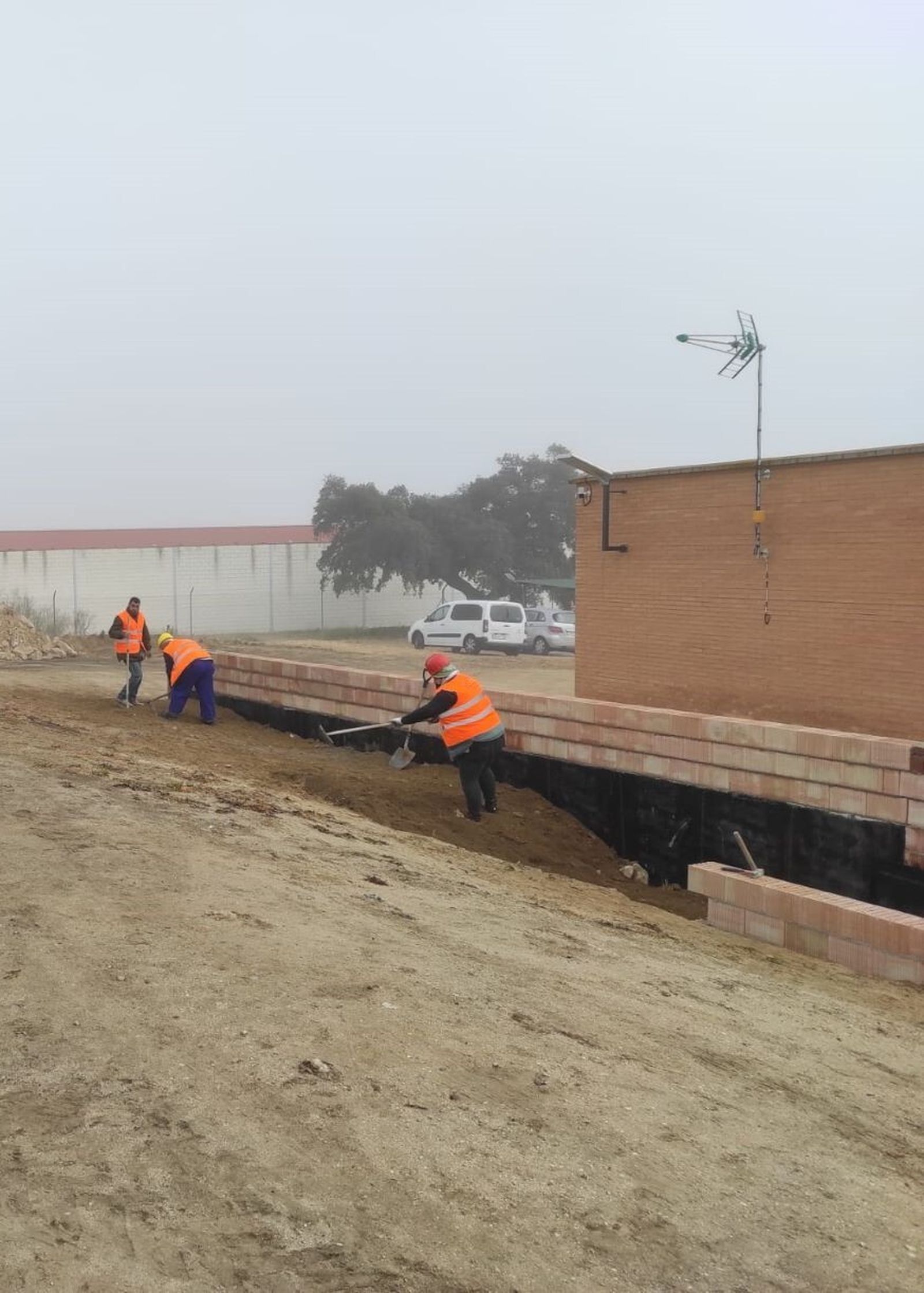 Trabajadores en la mejora de  equipamientos públicos.