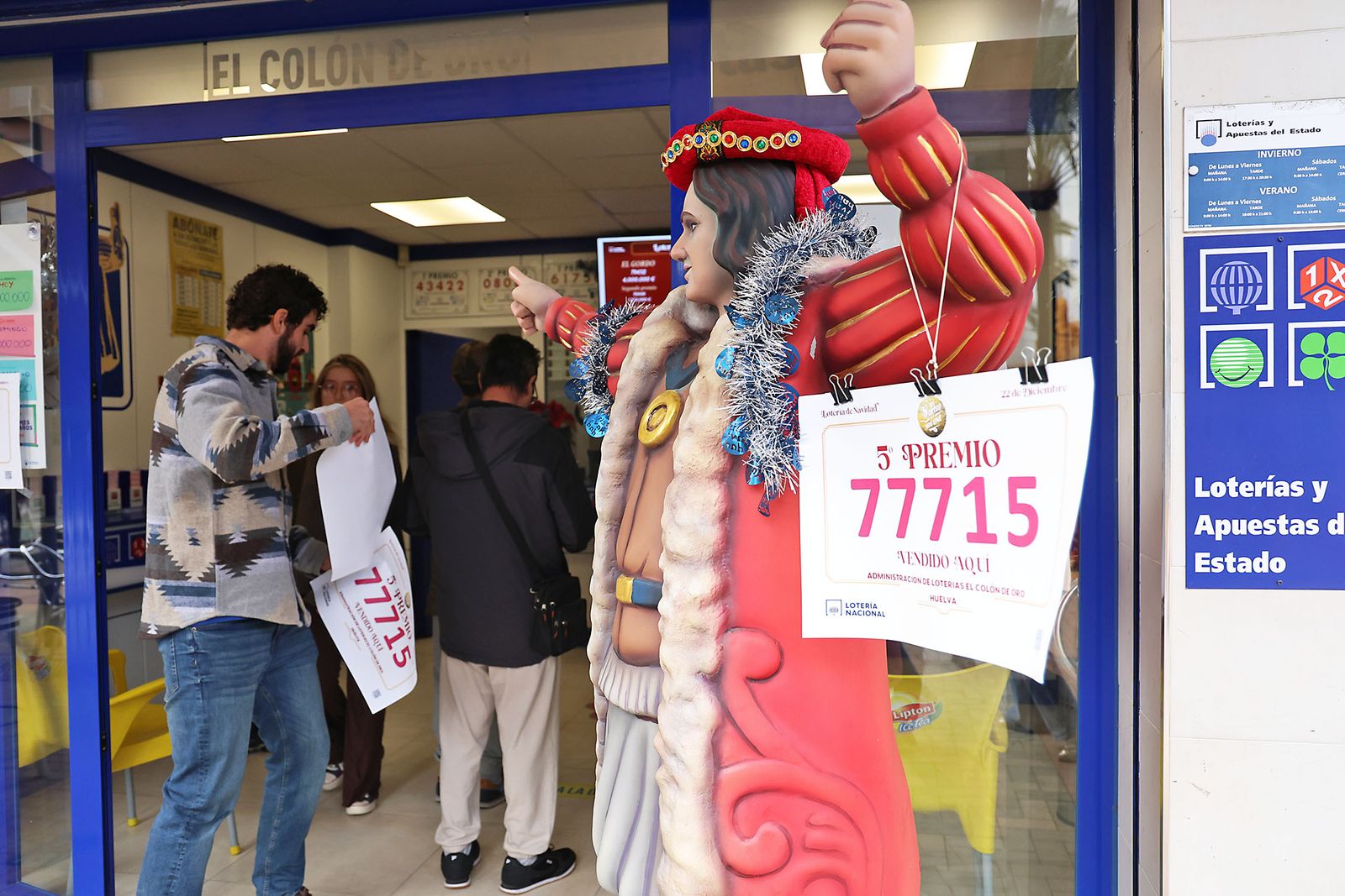 La Loteria de Navidad reparte premios en Huelva (22)