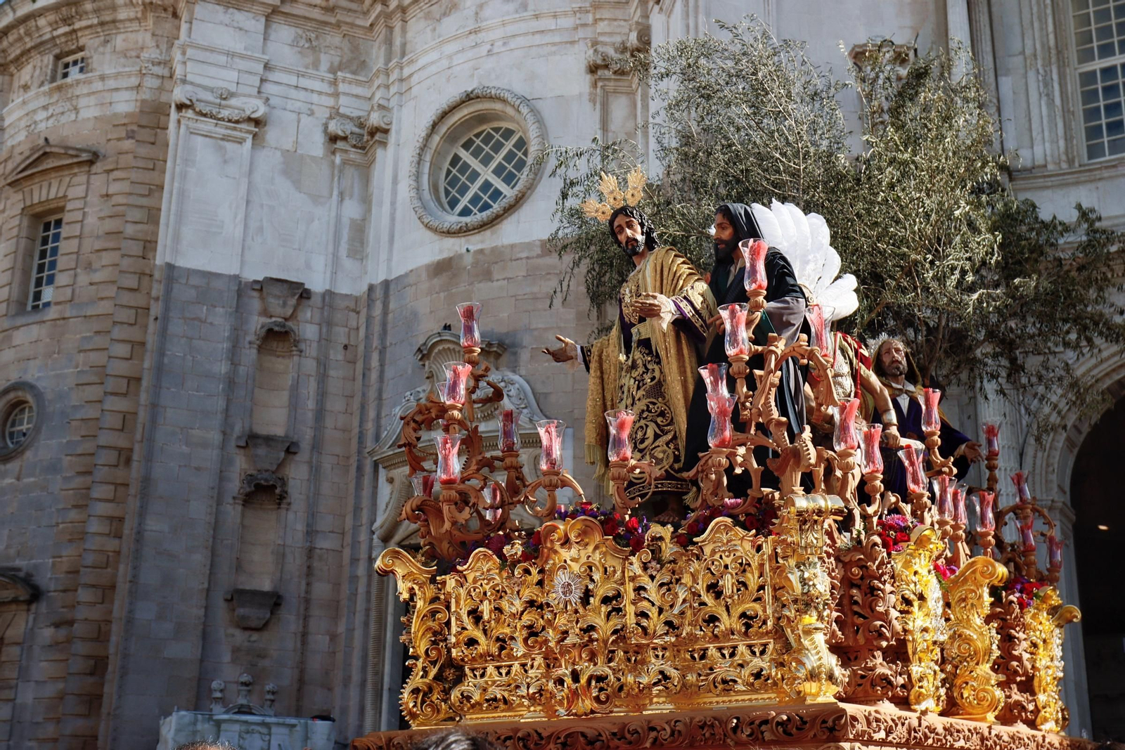 Las imágenes del traslado de Prendimiento desde la Catedral en la Semana Santa de Cádiz 2025
