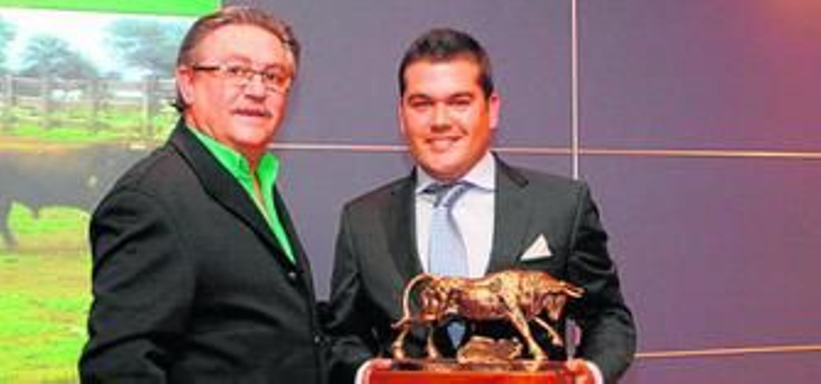 Emilio Lentisco y Alberto Morales, propietario de la ganadería Torrehandilla, en la entrega de premios del foro.