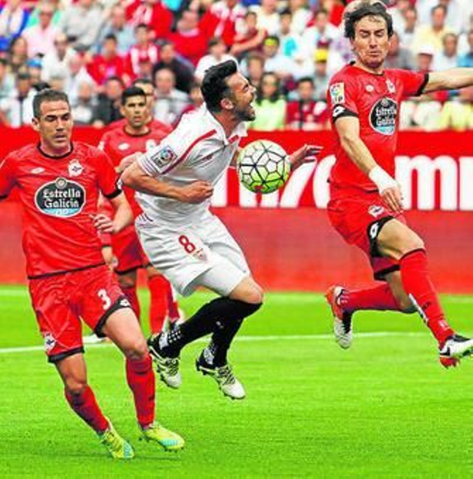 Iborra se duele tras una disputa en boca de gol con Mosquera.